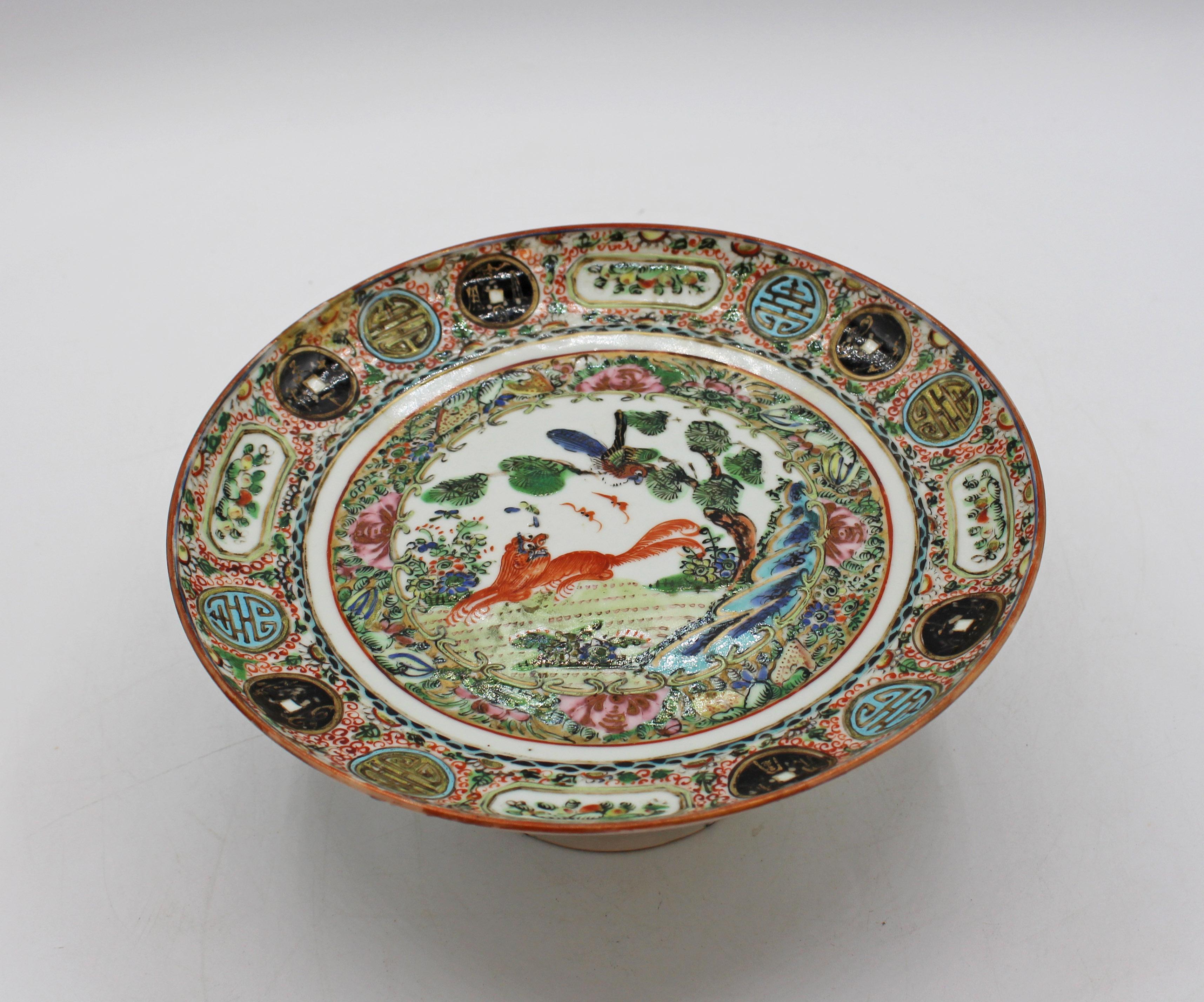 CIRCA 1880 Chinesisch Export Porzellan Famille Rose Kompott oder Süßigkeiten Stand. Dekoriert mit zentralem Hund und Vogel in einer Landschaft. Ringe von klassischen Rose Canton Grenzen; die äußere mit Münzen und Glück Symbole. 1