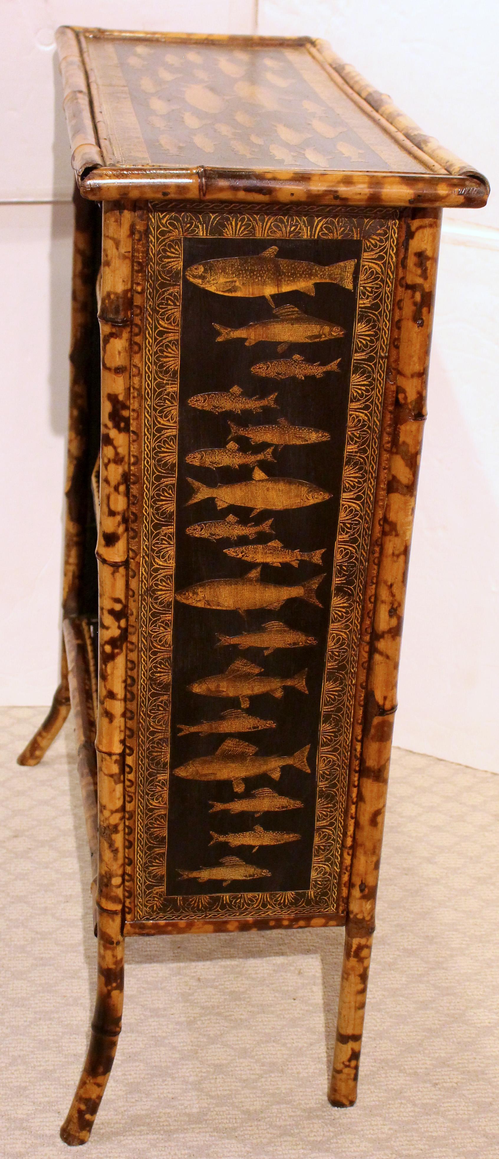 Découpage Circa 1880 Bibliothèque anglaise en bambou découpé en vente