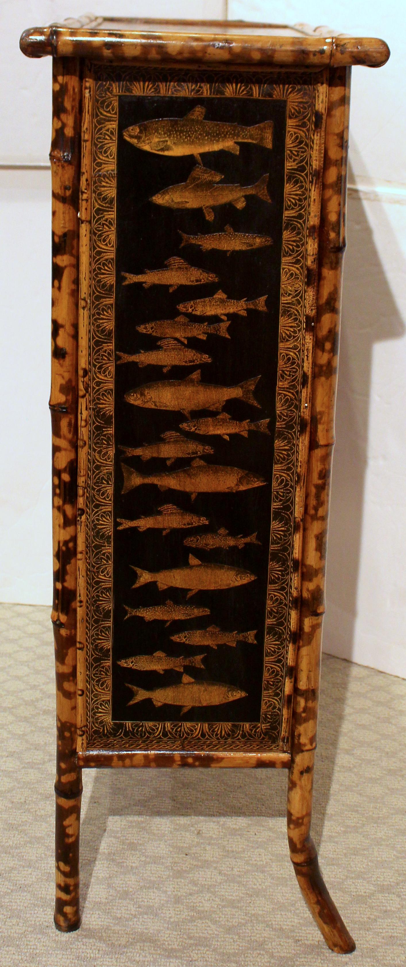 Fin du XIXe siècle Circa 1880 Bibliothèque anglaise en bambou découpé en vente