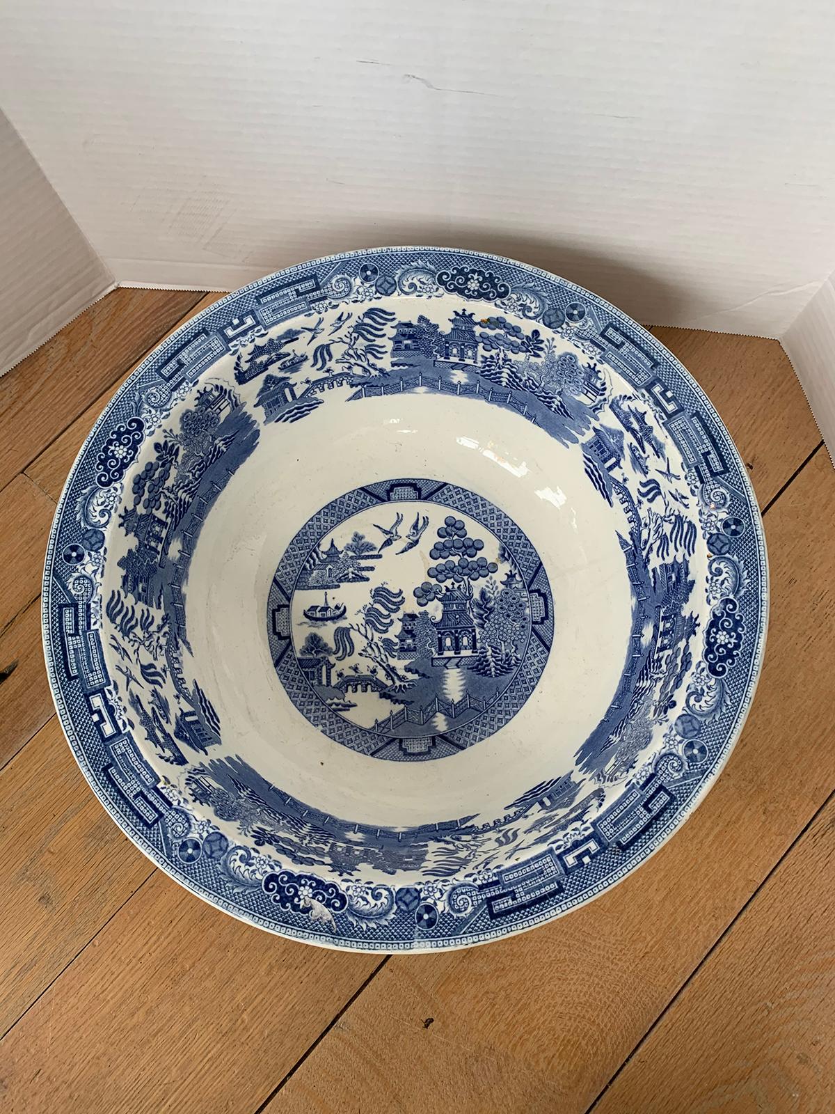 English Blue Willow Porcelain Bowl by Wedgwood, Impressed Mark, circa 1880 In Good Condition For Sale In Atlanta, GA