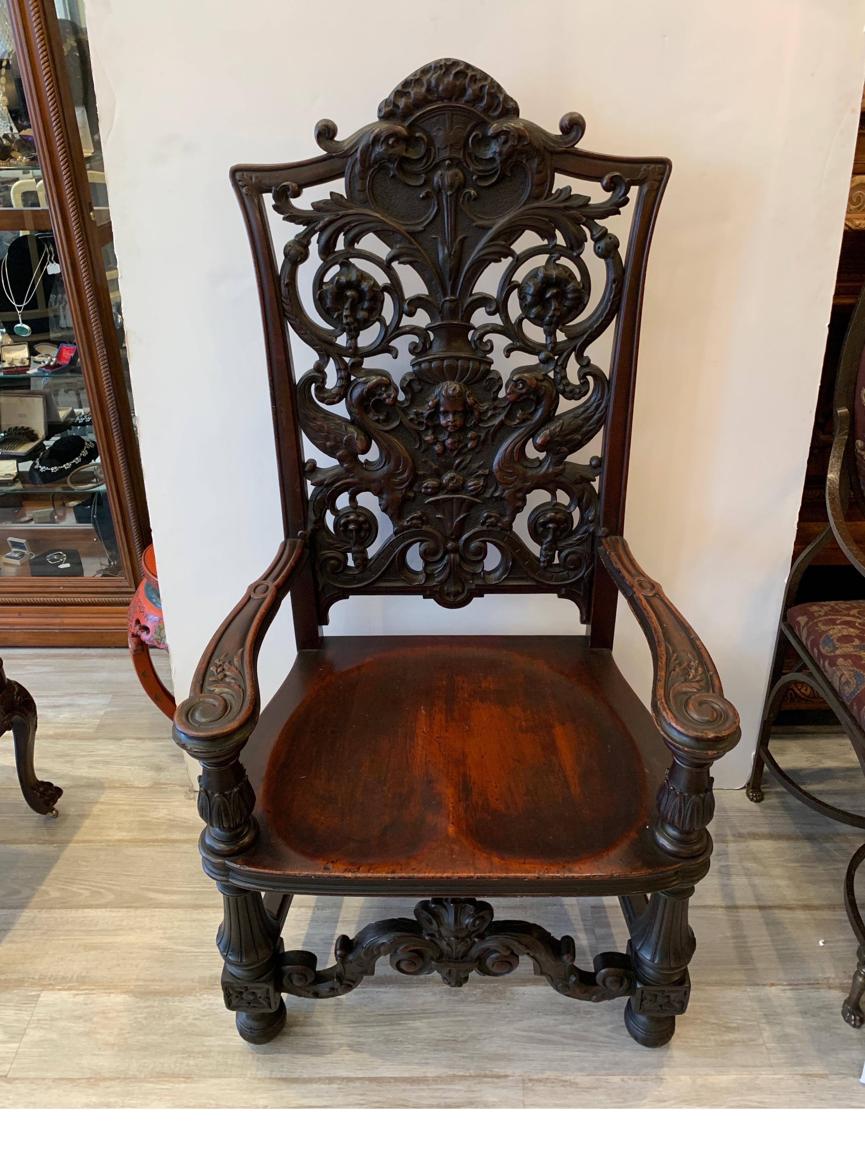 Européen Chaise en acajou exceptionnellement bien sculptée avec un motif floral, chérubin, vers 1880 en vente