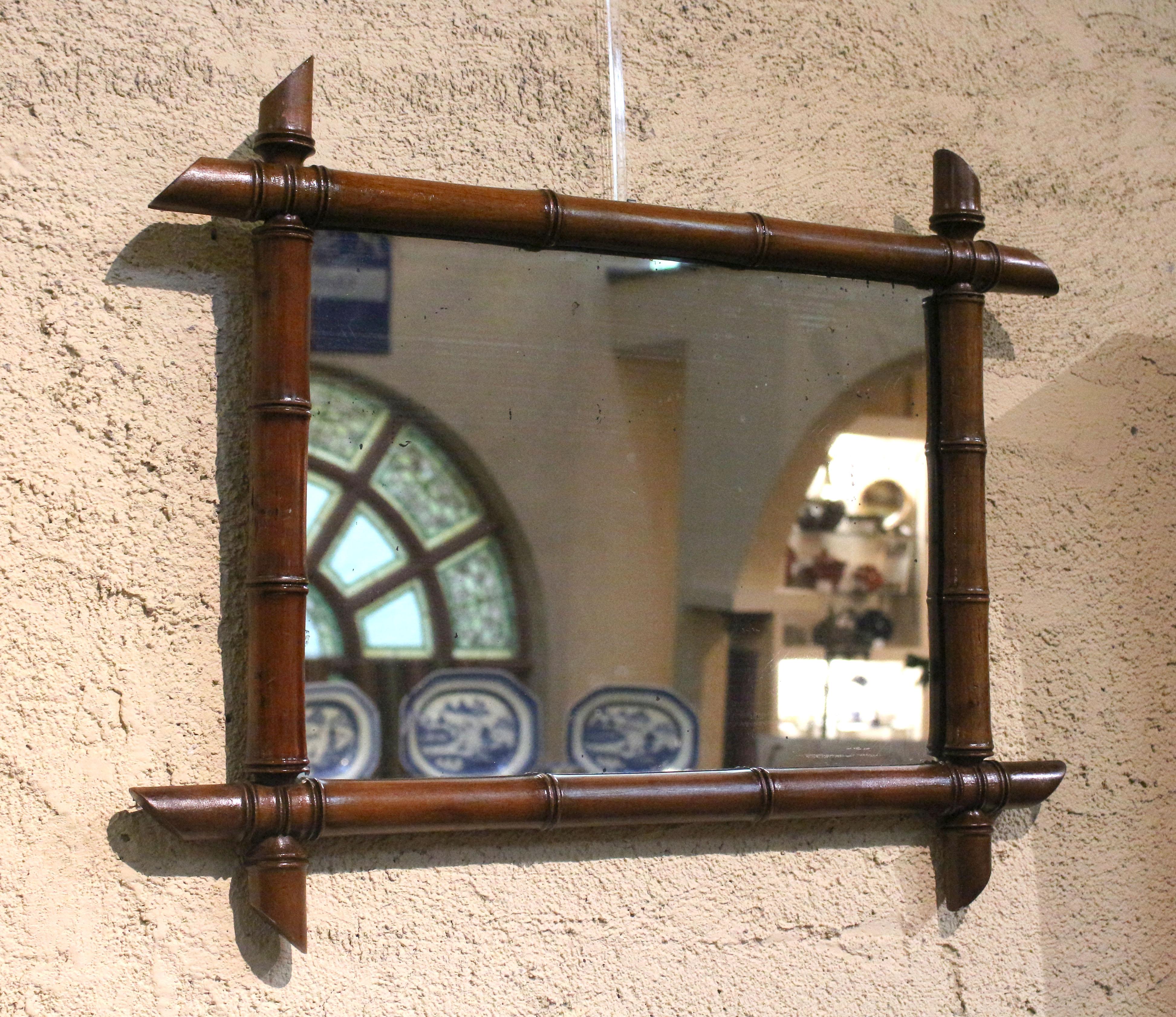 Specchio francese in finto bambù tornito del 1880 circa. Ciliegio. Depositi di mercurio tipici delle piastre a specchio antiche. Può essere appeso in verticale o in orizzontale. 19,5