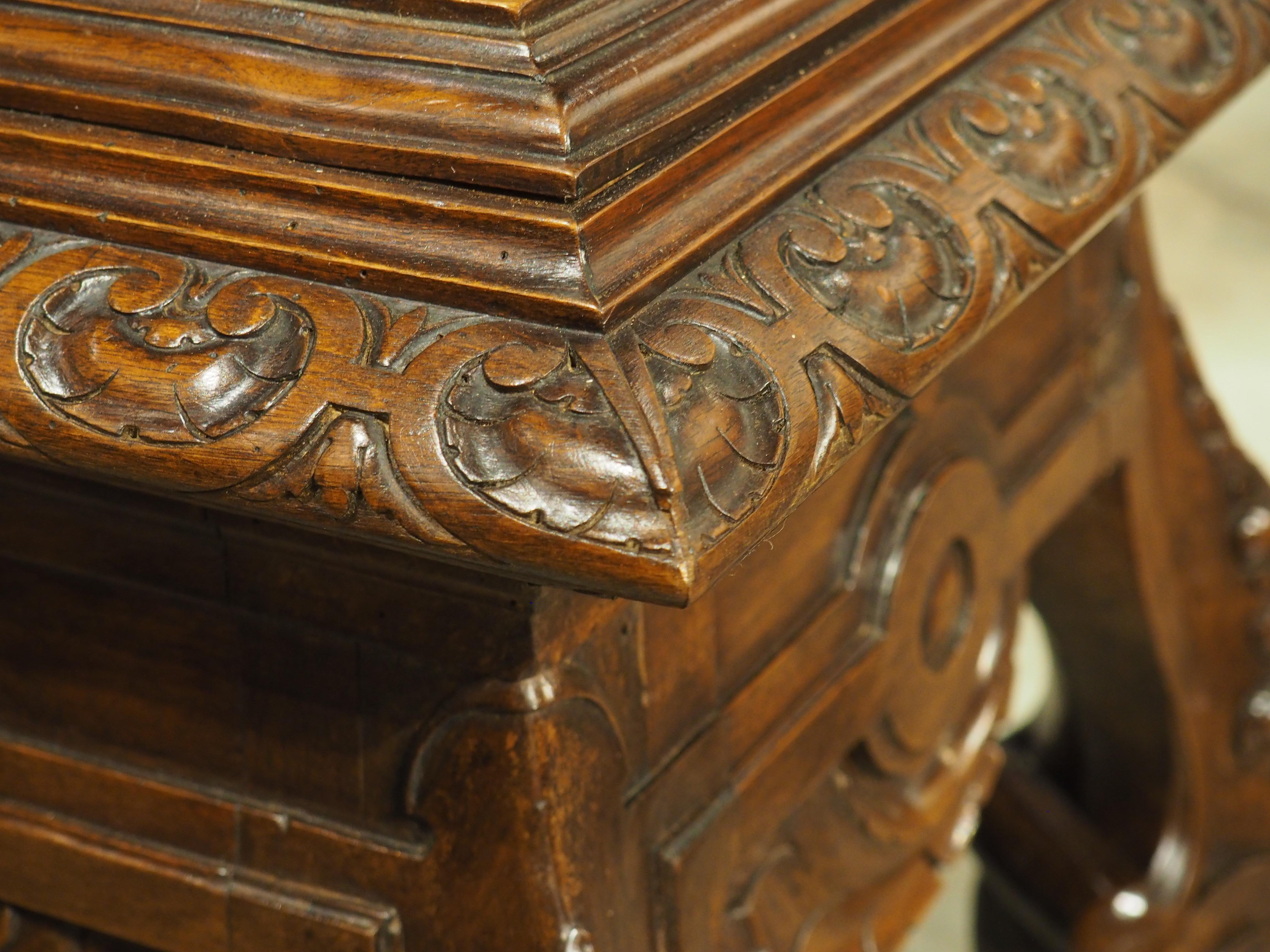 Französisches geschnitztes Tabouret oder Sellette aus Nussbaumholz mit großen Löwentatzenfüßen, um 1880 im Angebot 5