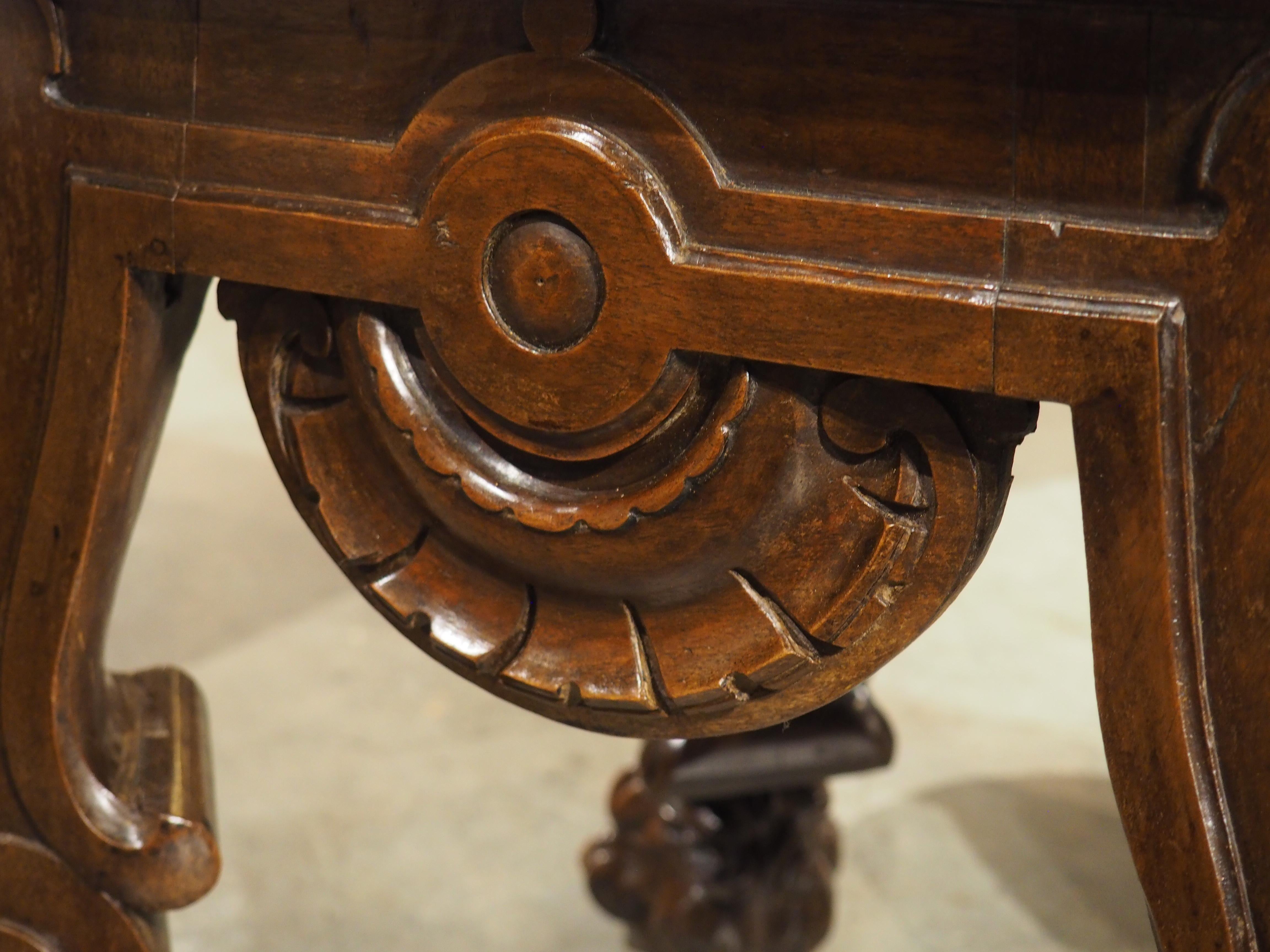 Französisches geschnitztes Tabouret oder Sellette aus Nussbaumholz mit großen Löwentatzenfüßen, um 1880 im Angebot 7