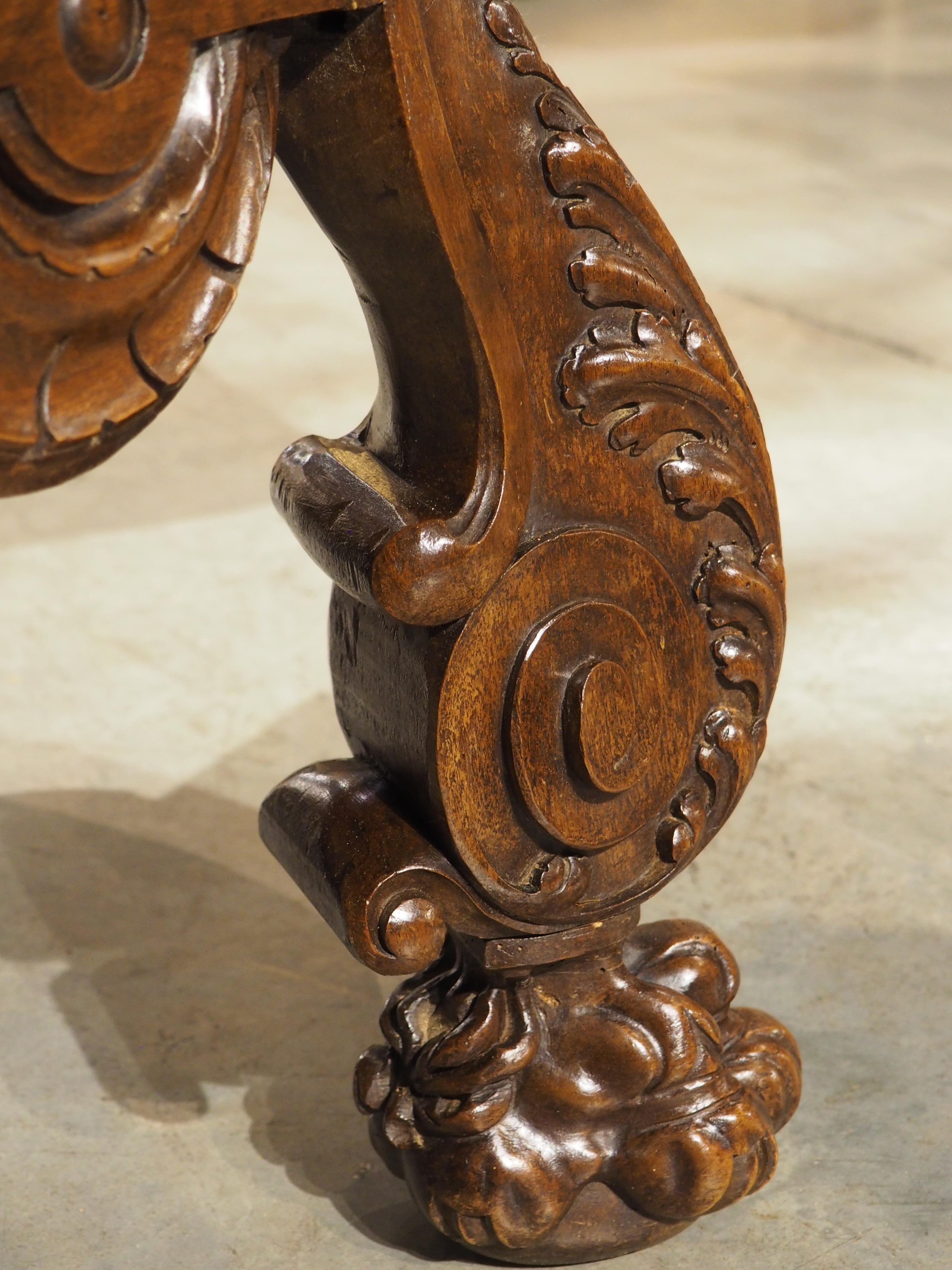 Französisches geschnitztes Tabouret oder Sellette aus Nussbaumholz mit großen Löwentatzenfüßen, um 1880 im Angebot 8