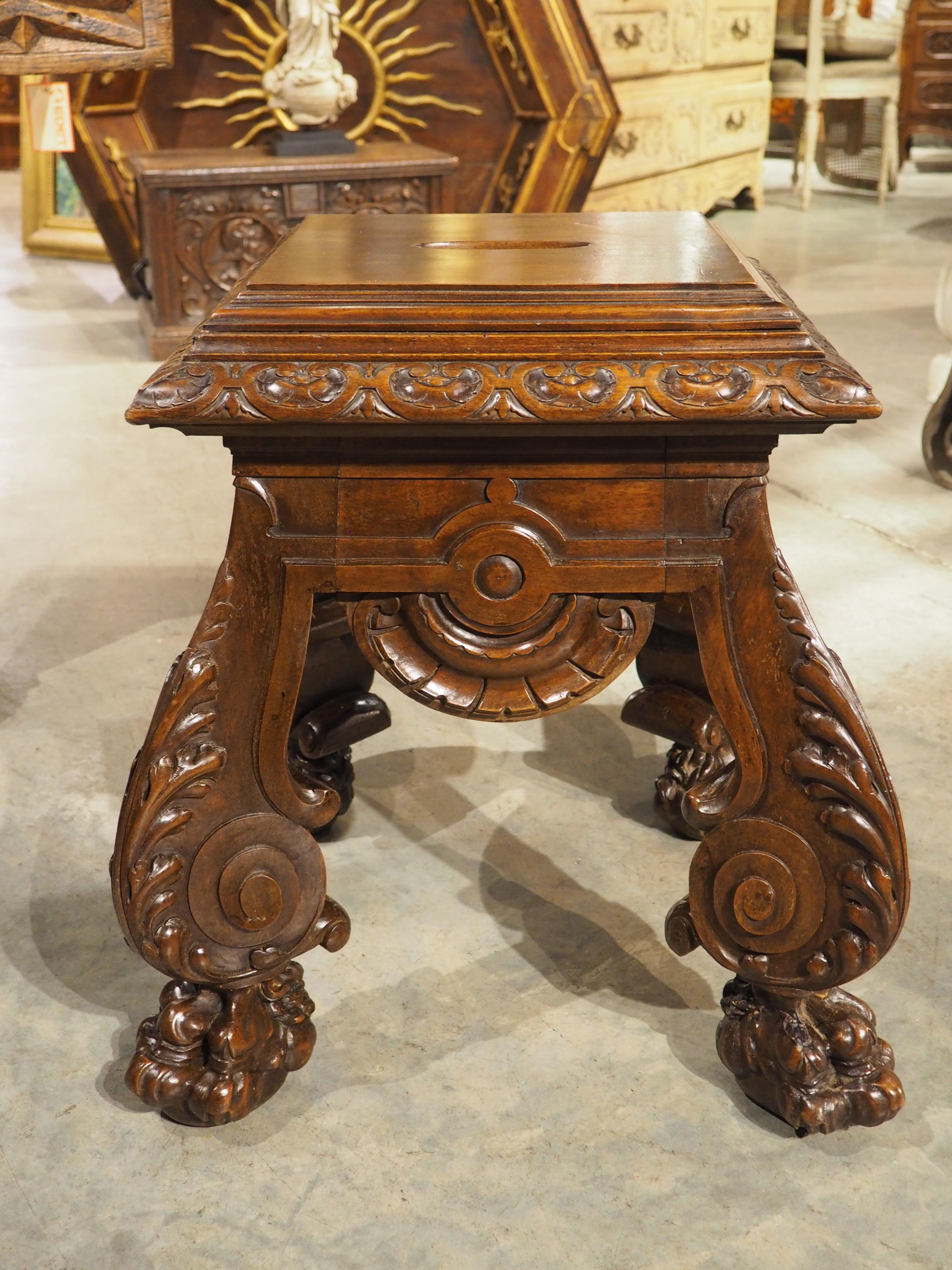 Französisches geschnitztes Tabouret oder Sellette aus Nussbaumholz mit großen Löwentatzenfüßen, um 1880 im Angebot 9
