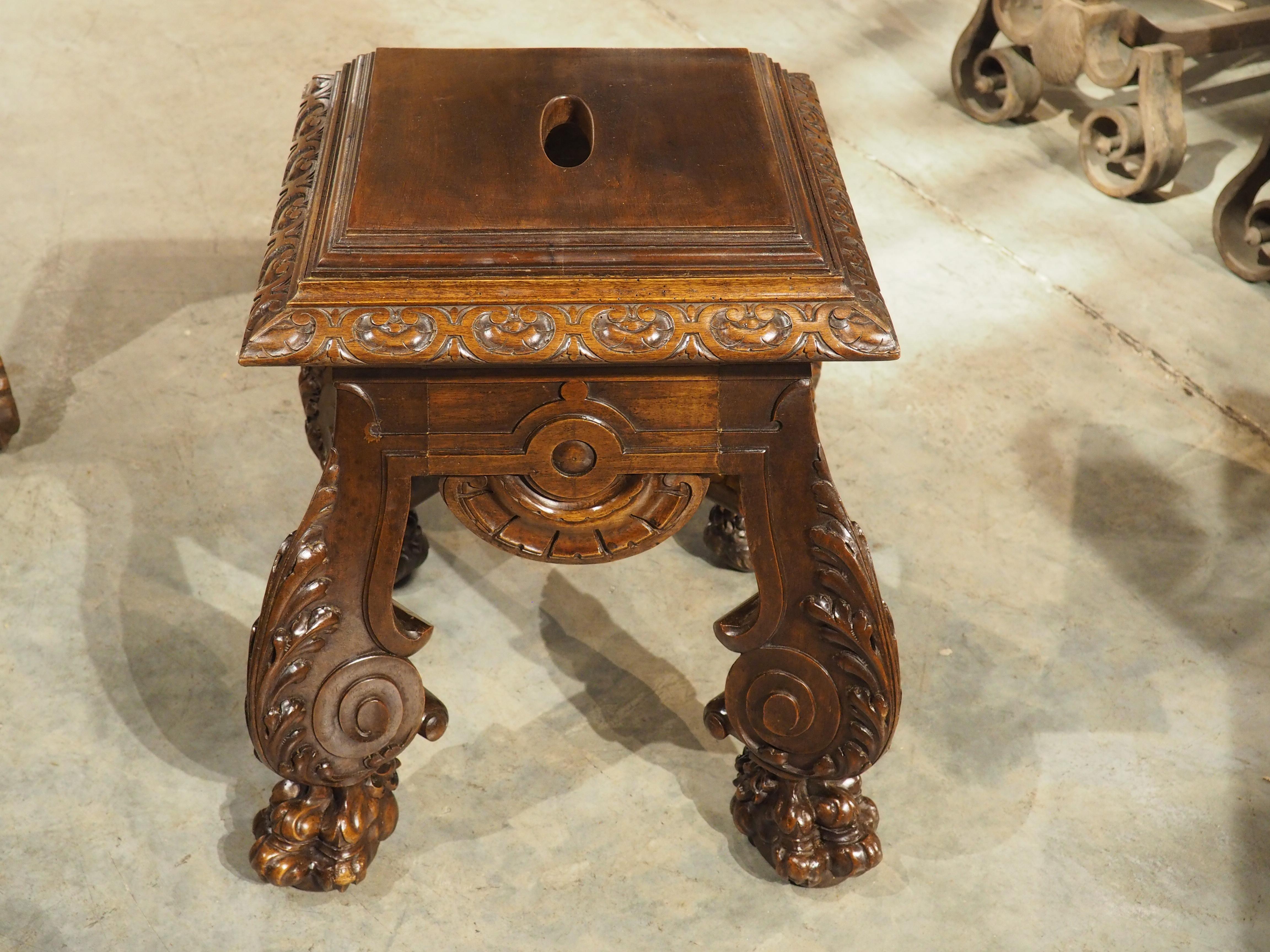 Französisches geschnitztes Tabouret oder Sellette aus Nussbaumholz mit großen Löwentatzenfüßen, um 1880 im Angebot 11