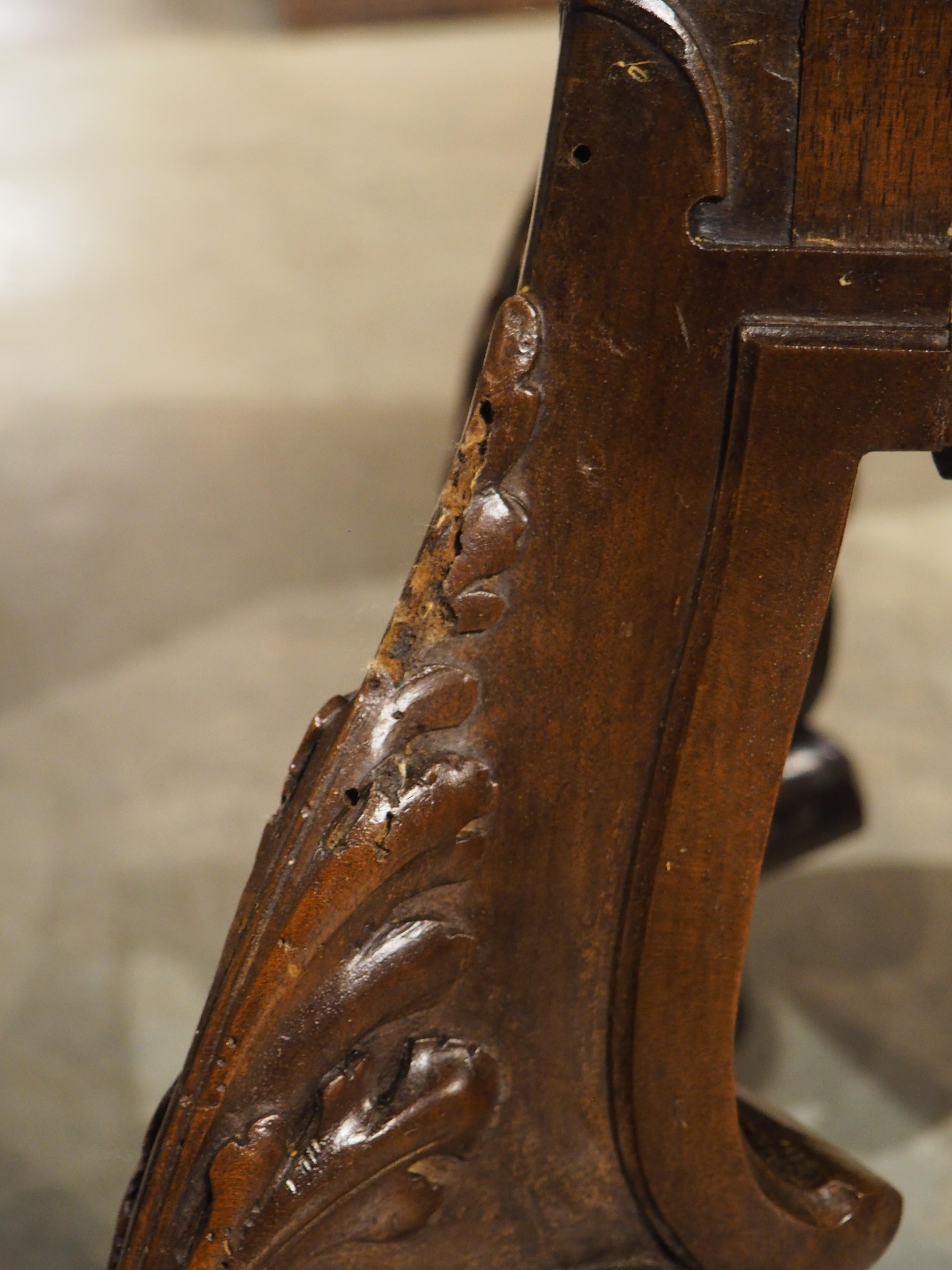 Französisches geschnitztes Tabouret oder Sellette aus Nussbaumholz mit großen Löwentatzenfüßen, um 1880 im Angebot 12