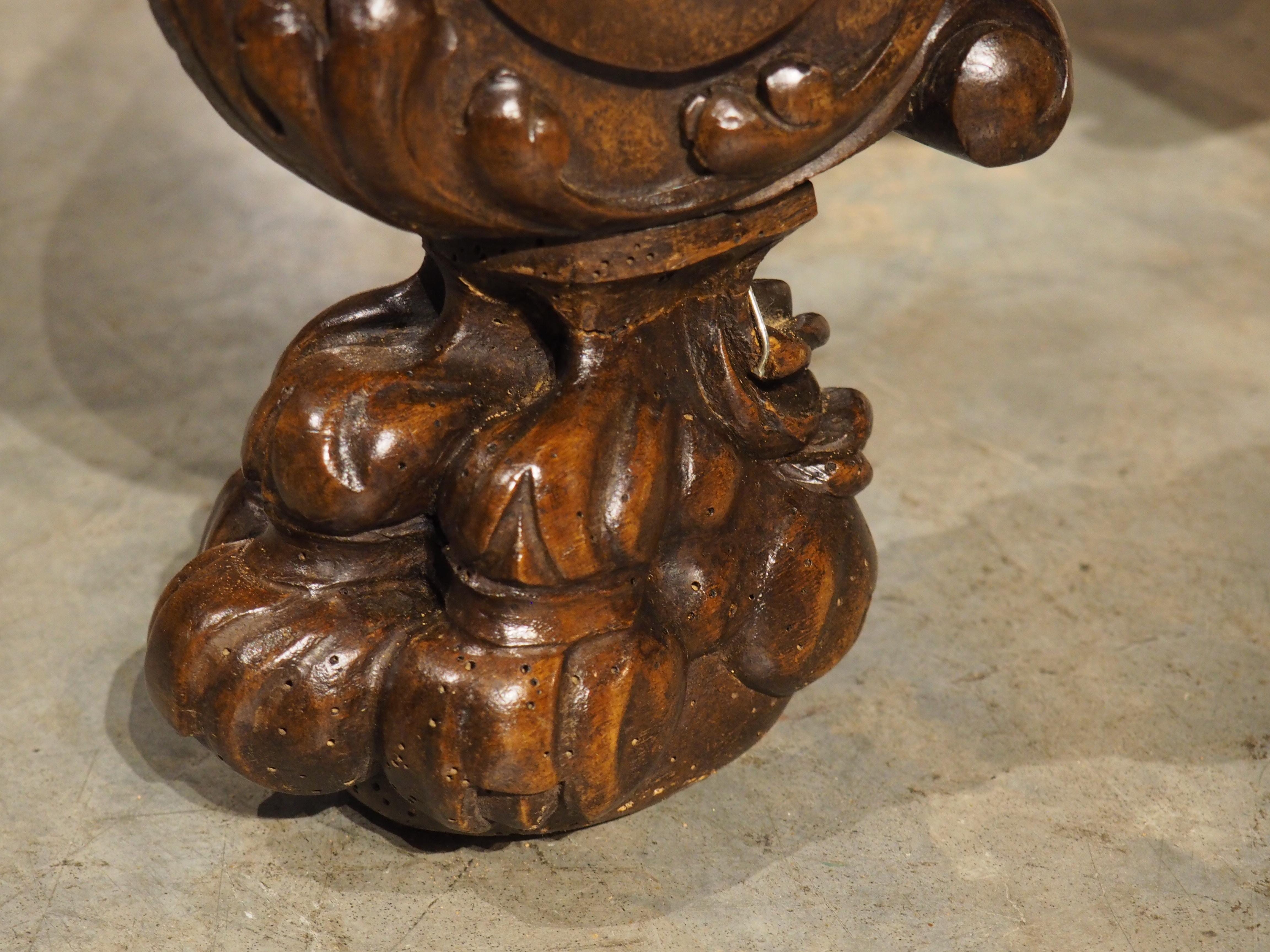 Französisches geschnitztes Tabouret oder Sellette aus Nussbaumholz mit großen Löwentatzenfüßen, um 1880 im Angebot 13
