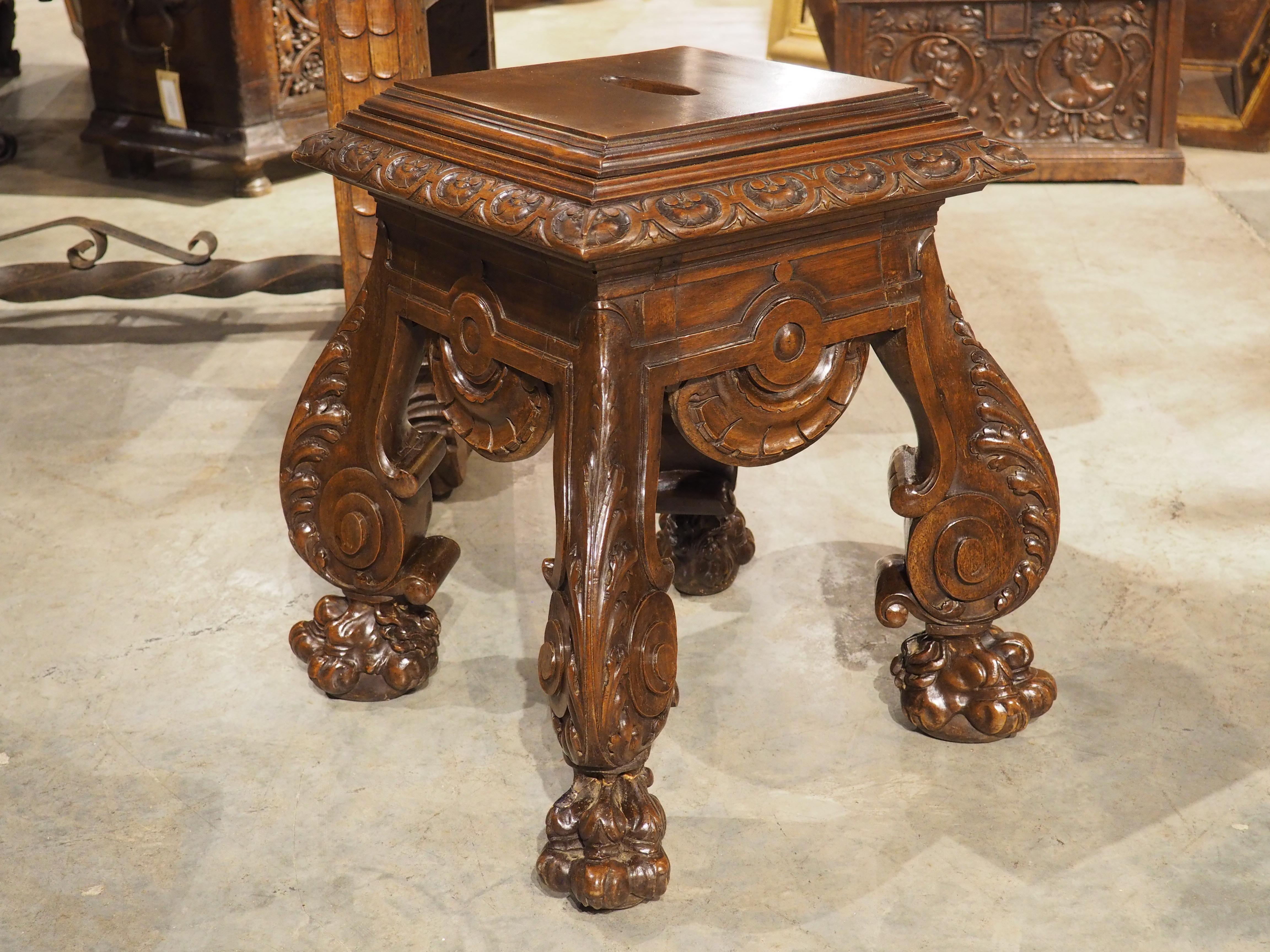 Französisches geschnitztes Tabouret oder Sellette aus Nussbaumholz mit großen Löwentatzenfüßen, um 1880 im Angebot 14