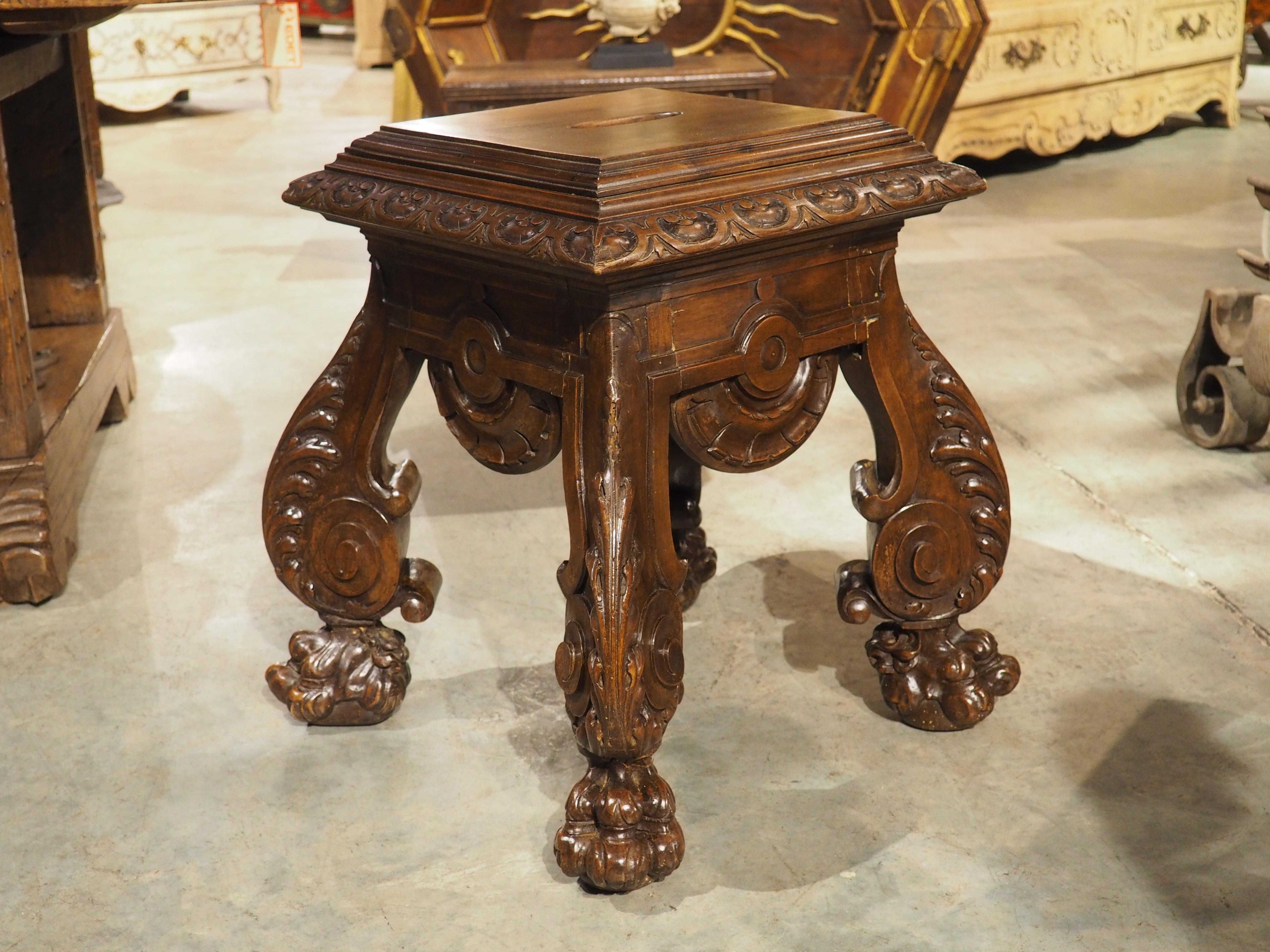 Weitere Informationen folgen in Kürze...

Dieses Tabouret aus französischem Nussbaumholz mit seinen wunderbar geschnitzten Löwentatzenfüßen wurde von einem äußerst begabten Holzschnitzer gefertigt (um 1880).  Die großen Pfoten, die mit Fellbüscheln