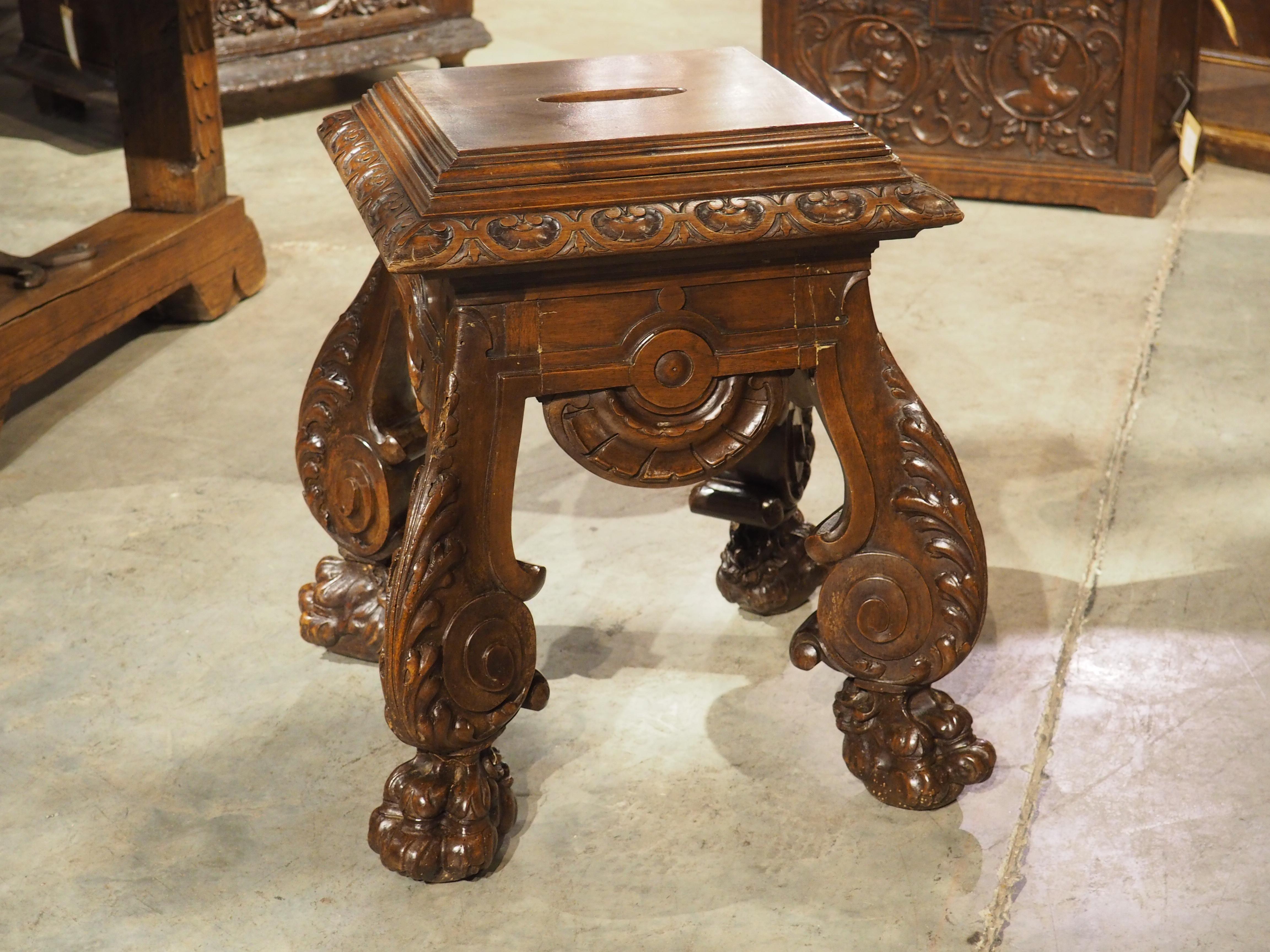 Französisches geschnitztes Tabouret oder Sellette aus Nussbaumholz mit großen Löwentatzenfüßen, um 1880 im Zustand „Gut“ im Angebot in Dallas, TX