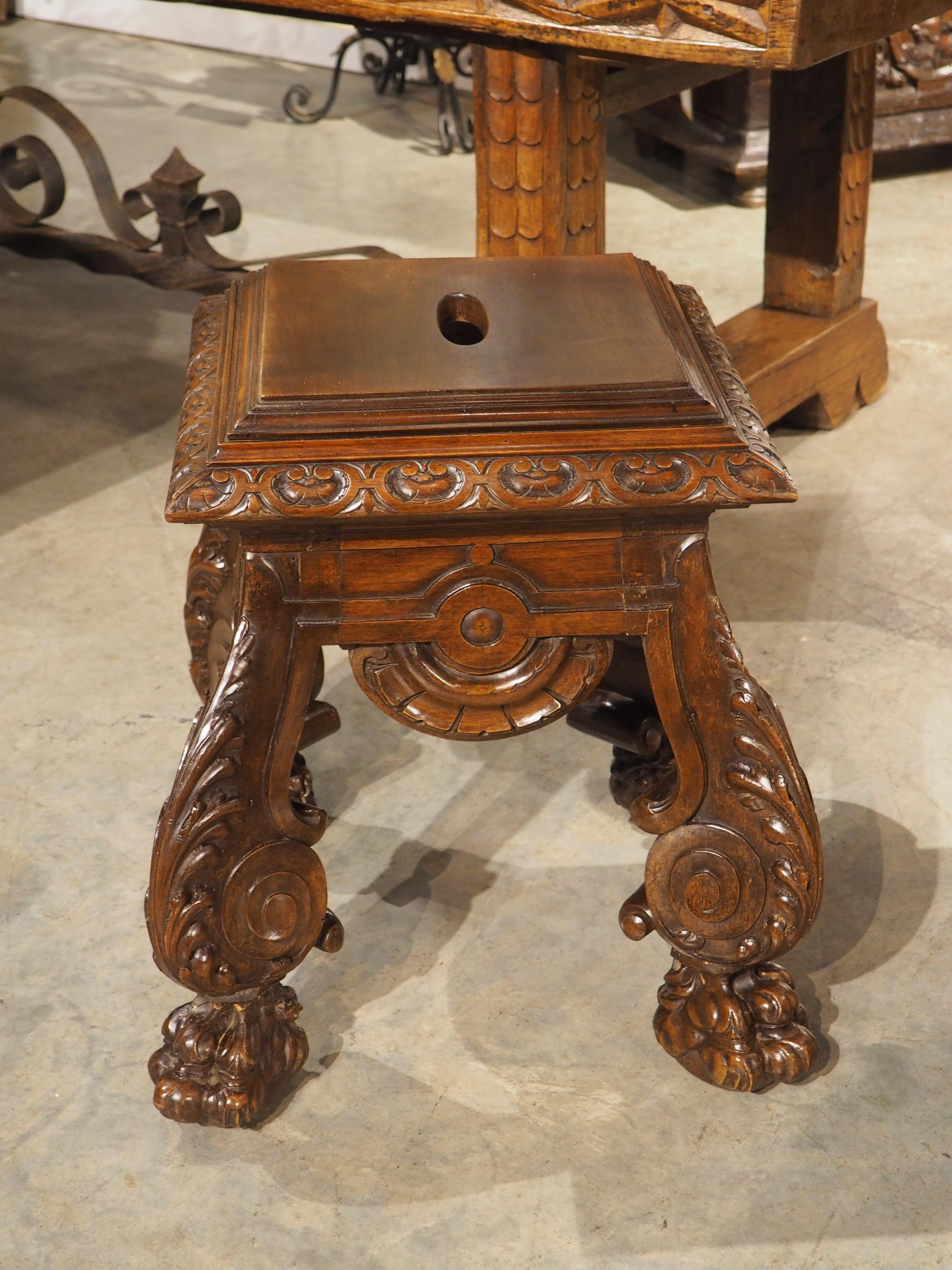 Französisches geschnitztes Tabouret oder Sellette aus Nussbaumholz mit großen Löwentatzenfüßen, um 1880 (19. Jahrhundert) im Angebot