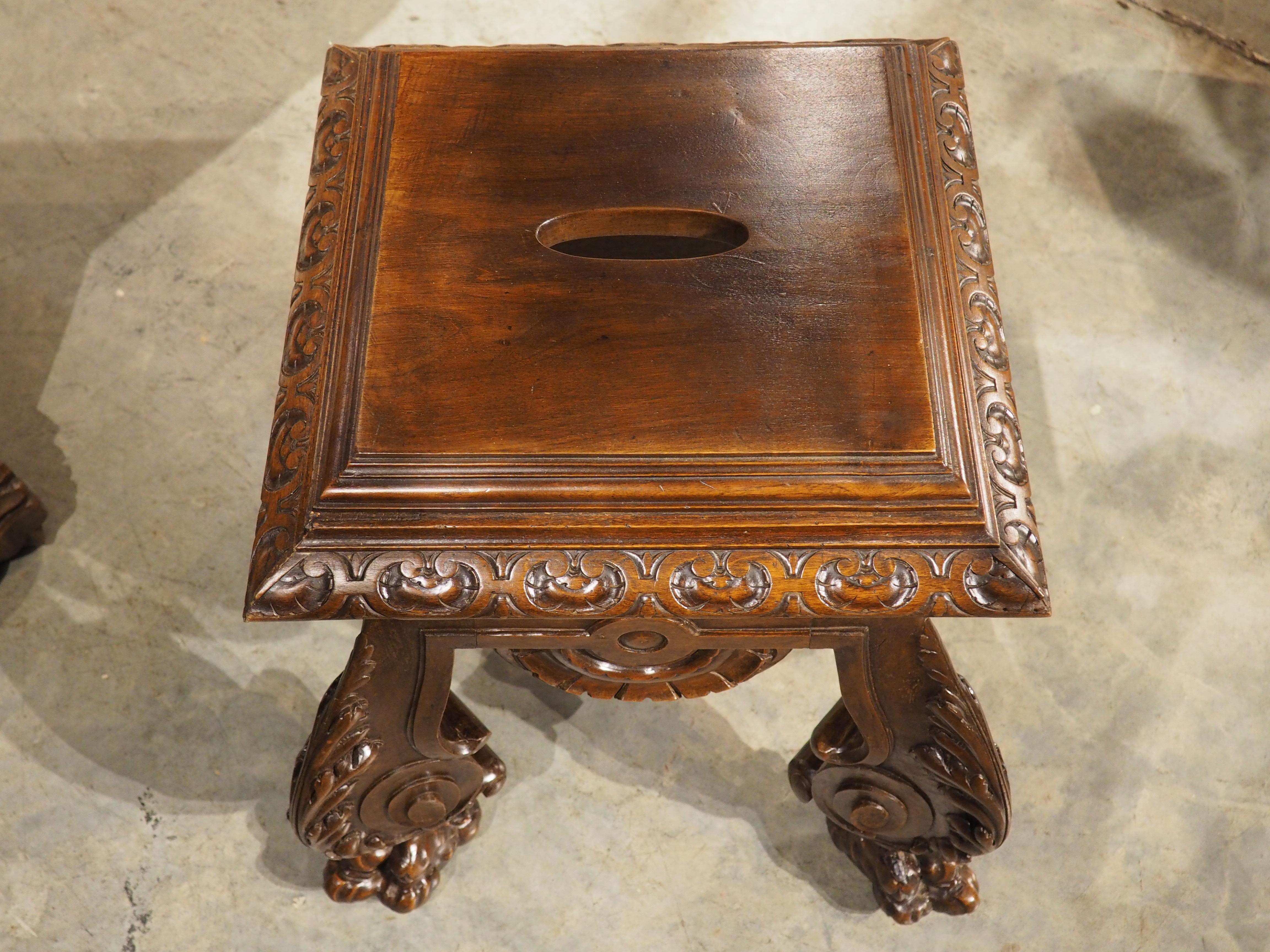 Französisches geschnitztes Tabouret oder Sellette aus Nussbaumholz mit großen Löwentatzenfüßen, um 1880 (Holz) im Angebot