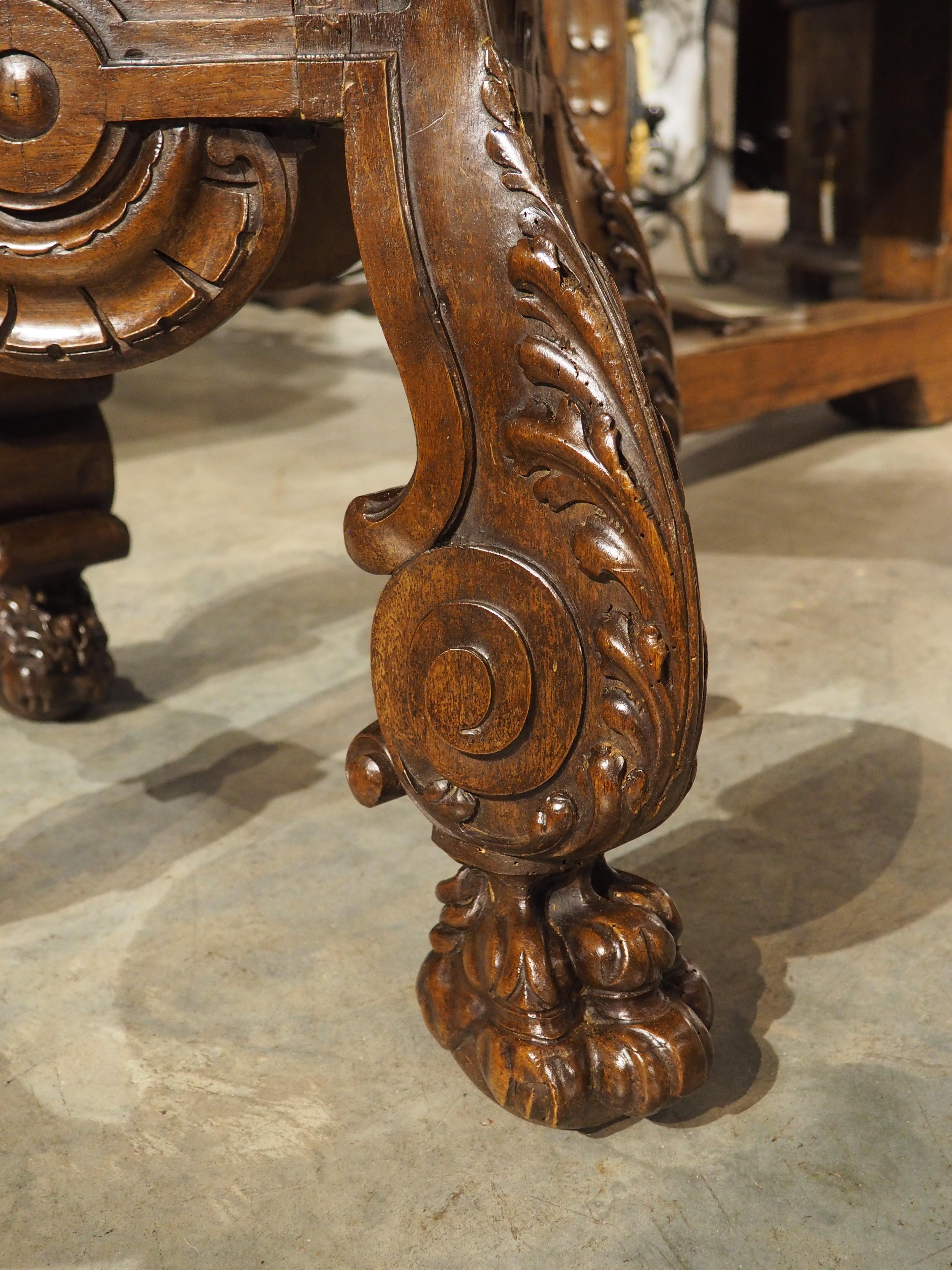 Französisches geschnitztes Tabouret oder Sellette aus Nussbaumholz mit großen Löwentatzenfüßen, um 1880 im Angebot 1