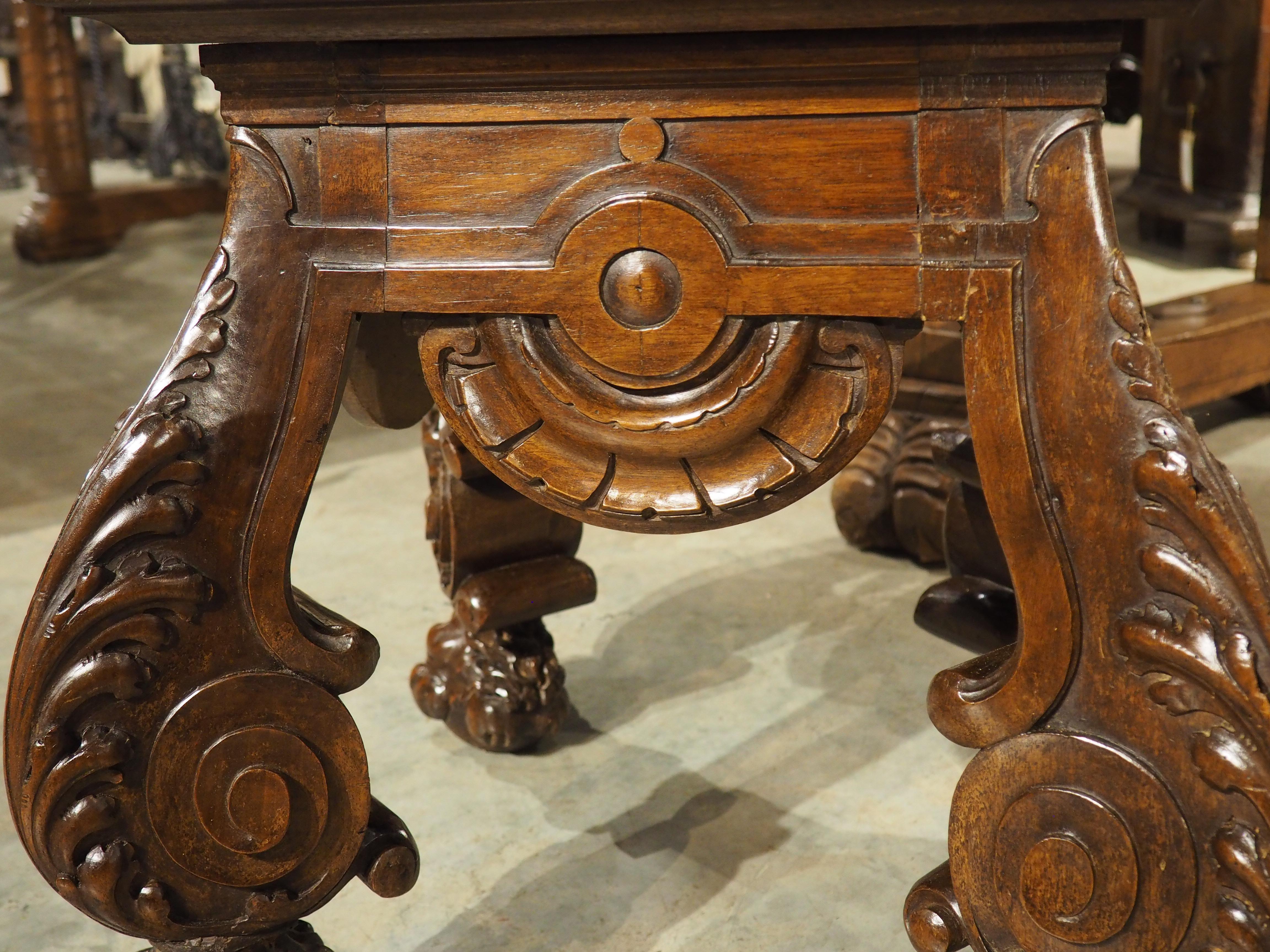 Französisches geschnitztes Tabouret oder Sellette aus Nussbaumholz mit großen Löwentatzenfüßen, um 1880 im Angebot 2