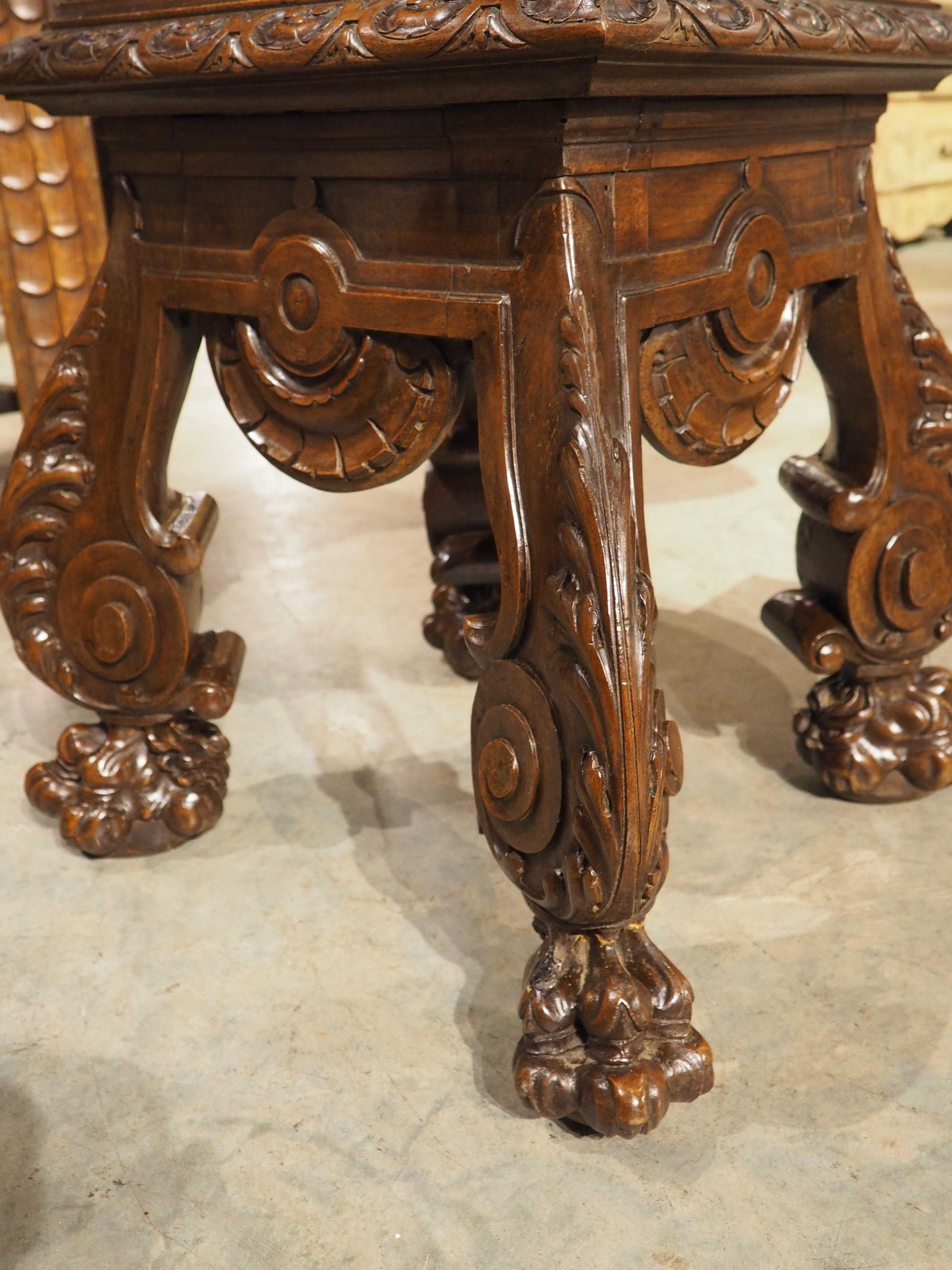 Französisches geschnitztes Tabouret oder Sellette aus Nussbaumholz mit großen Löwentatzenfüßen, um 1880 im Angebot 3