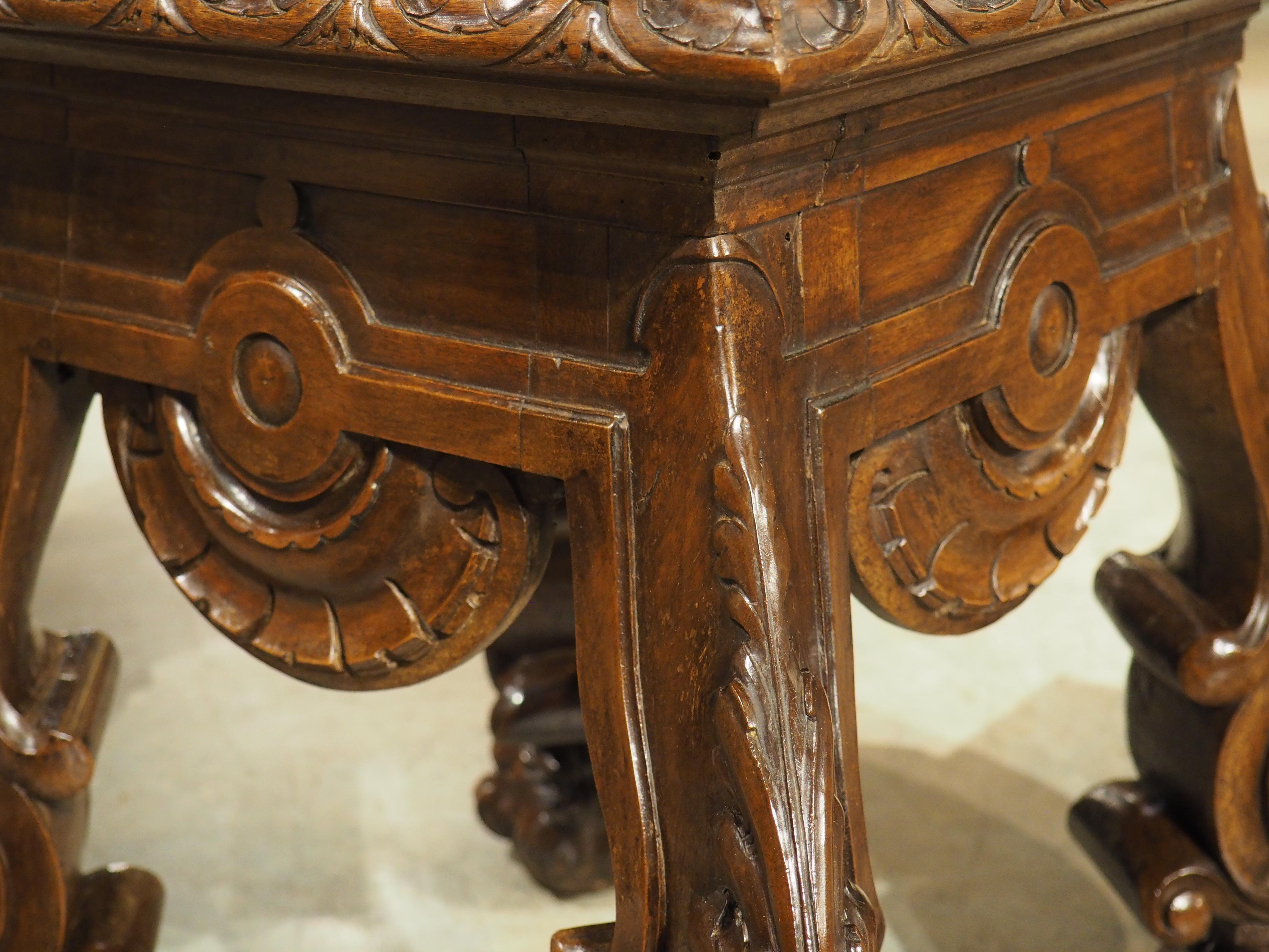 Französisches geschnitztes Tabouret oder Sellette aus Nussbaumholz mit großen Löwentatzenfüßen, um 1880 im Angebot 4