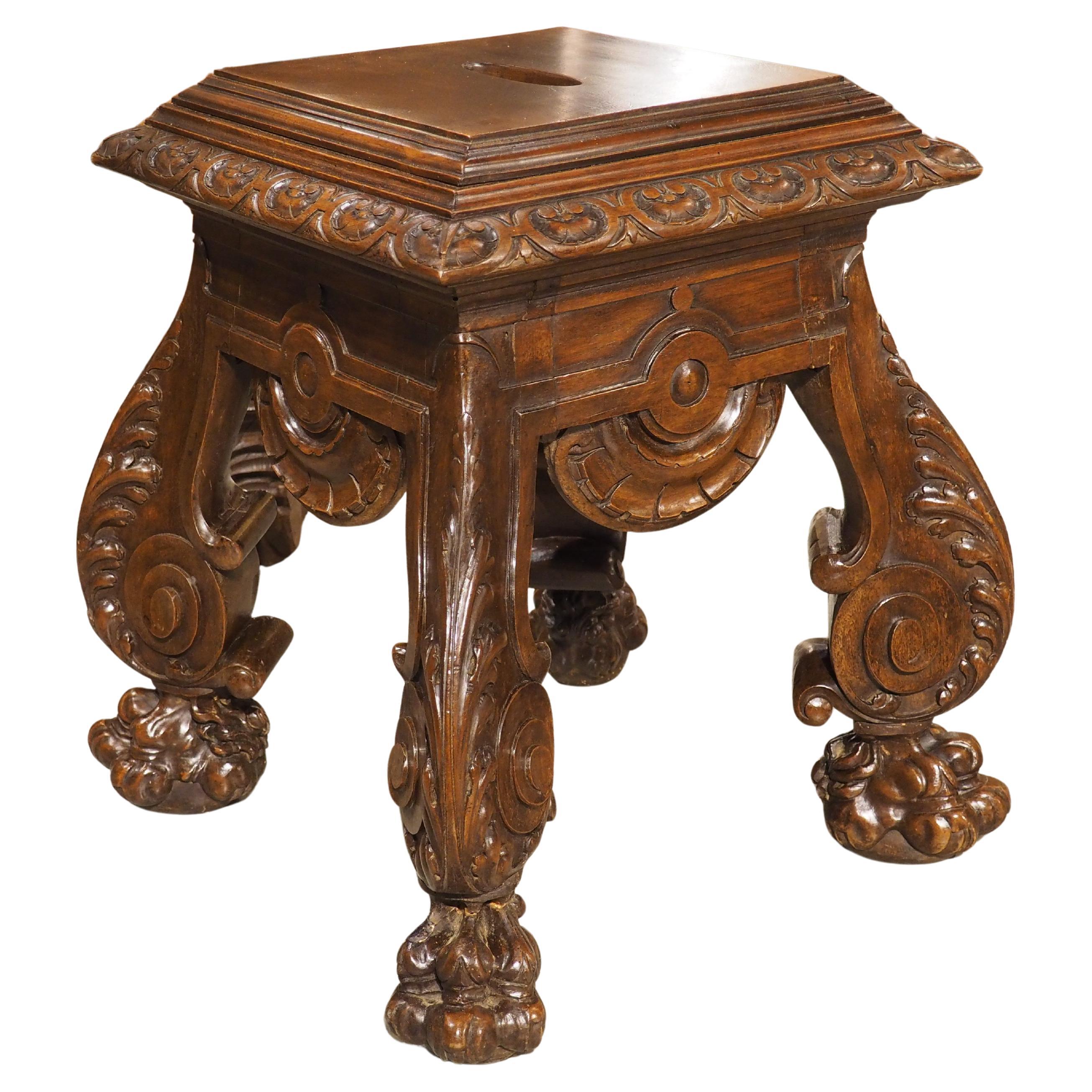 Französisches geschnitztes Tabouret oder Sellette aus Nussbaumholz mit großen Löwentatzenfüßen, um 1880 im Angebot