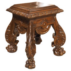 Tabouret ou vendette français sculpté datant d'environ 1880, avec de grandes pieds en pattes de lion