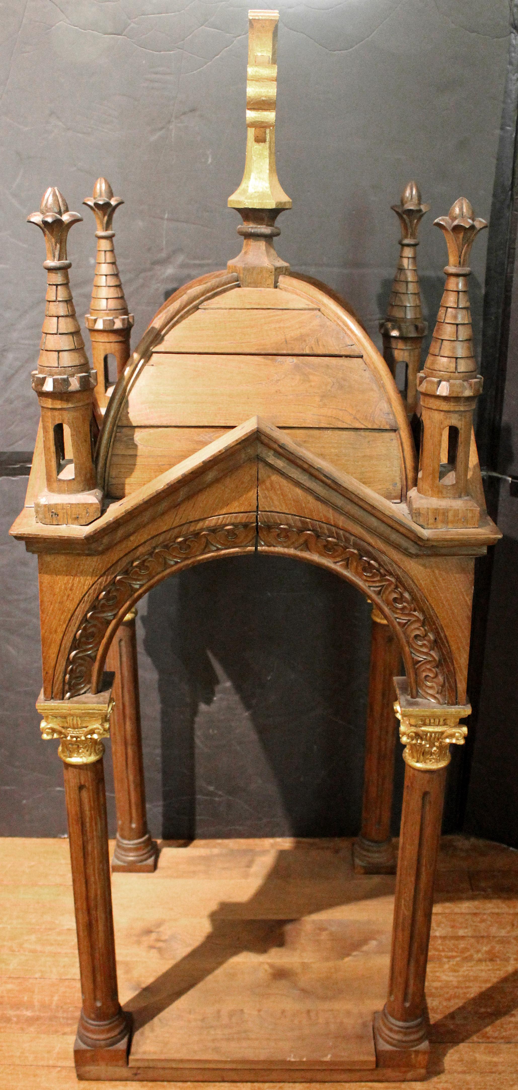 Circa 1880 Baldachin ou niche statuaire de style gothique français. Dérivé des auvents de processions, le terme en est venu à désigner toutes les couvertures de ce type, dont la plus célèbre est le baldaquin de l'autel élevé de Bernini à