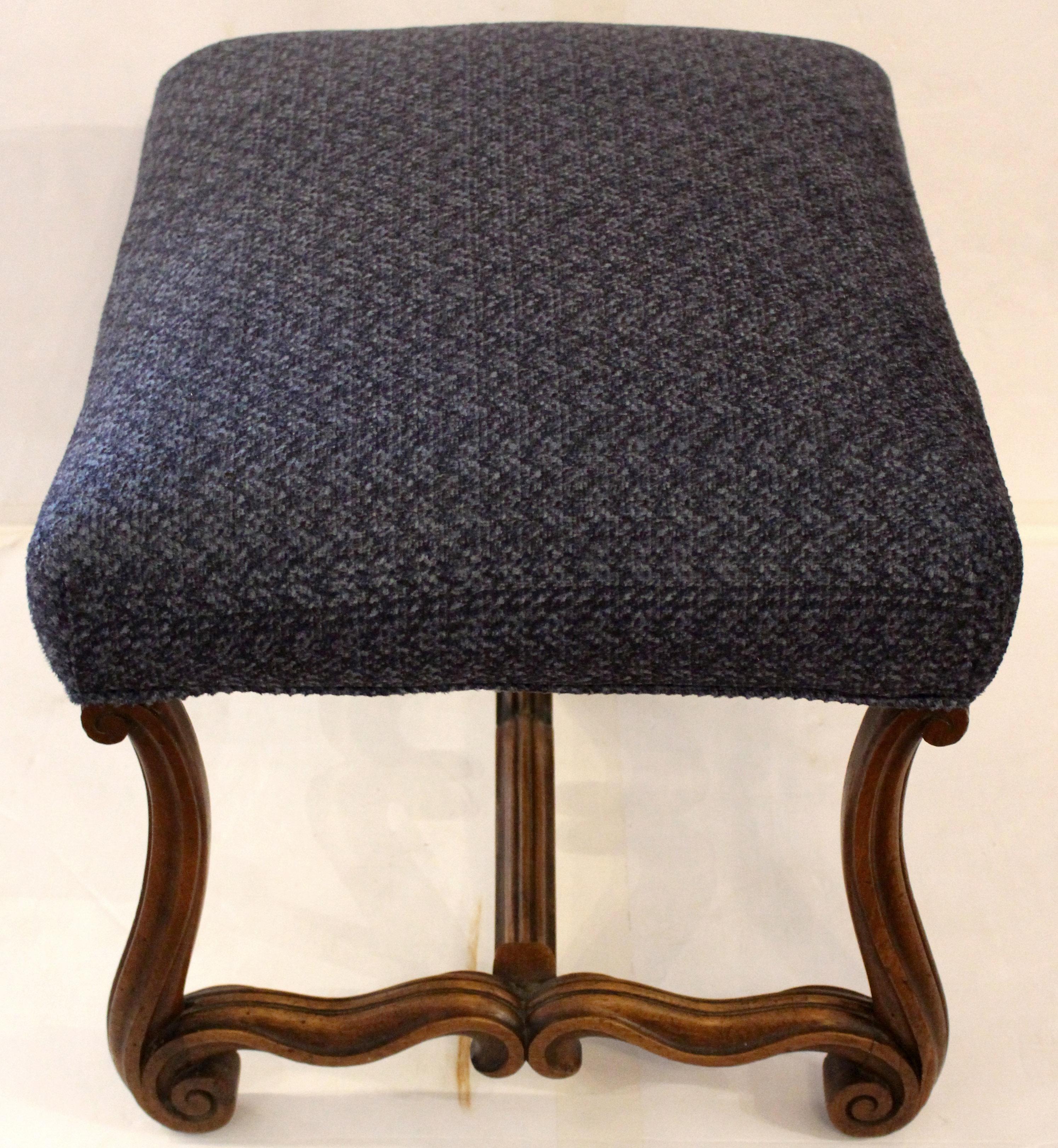 Circa 1880 Banc ou ottoman français de style Louis XIII. Noyer. Rouleau en S tel qu'utilisé sur les chaises de style Design/One, très populaires à l'époque. L'entretoise reprend le motif mouluré. Nouvellement rembourré. 23,5