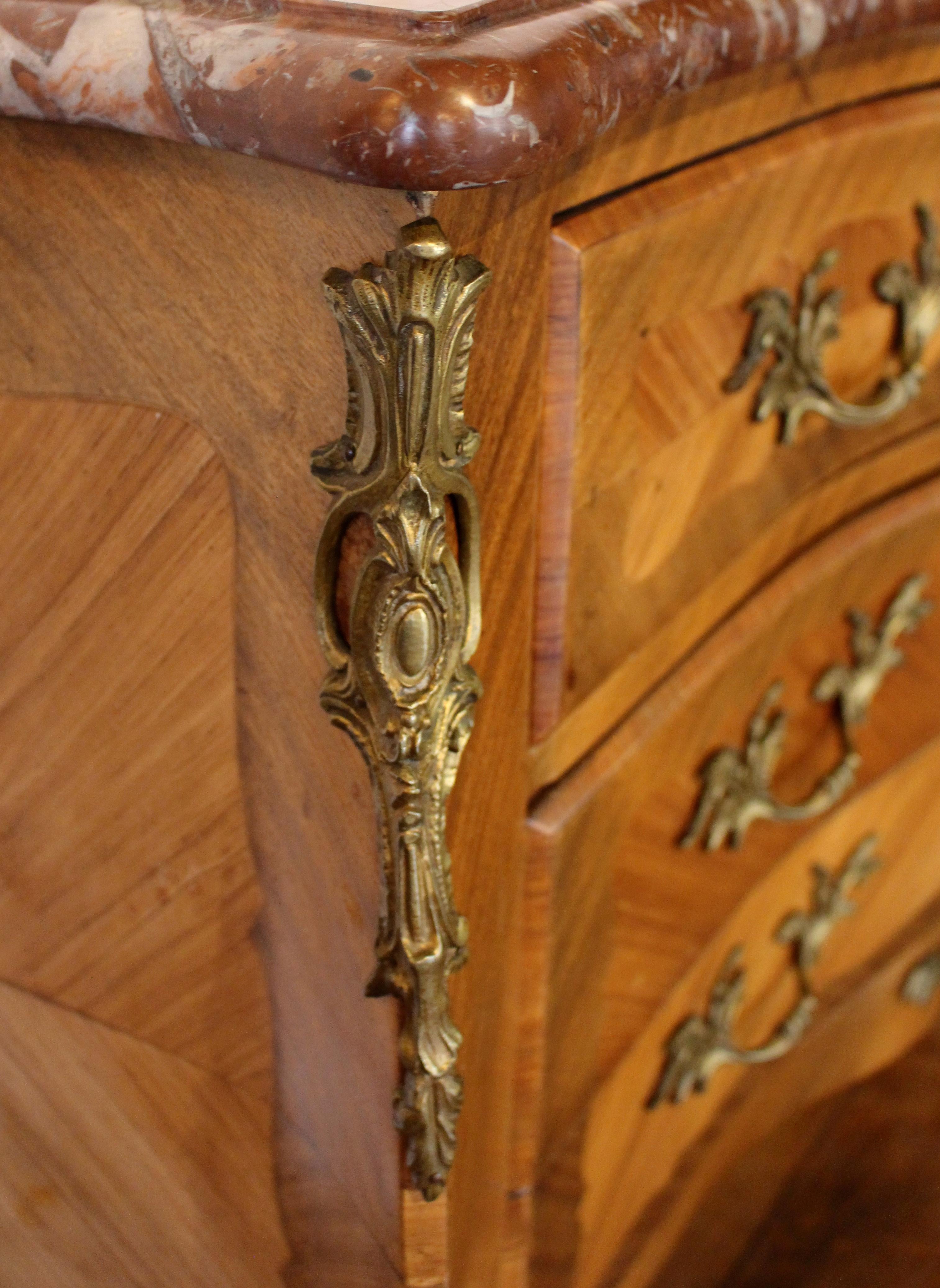 Commodo francese a 3 cassetti con piano in marmo del 1880 circa in vendita 2
