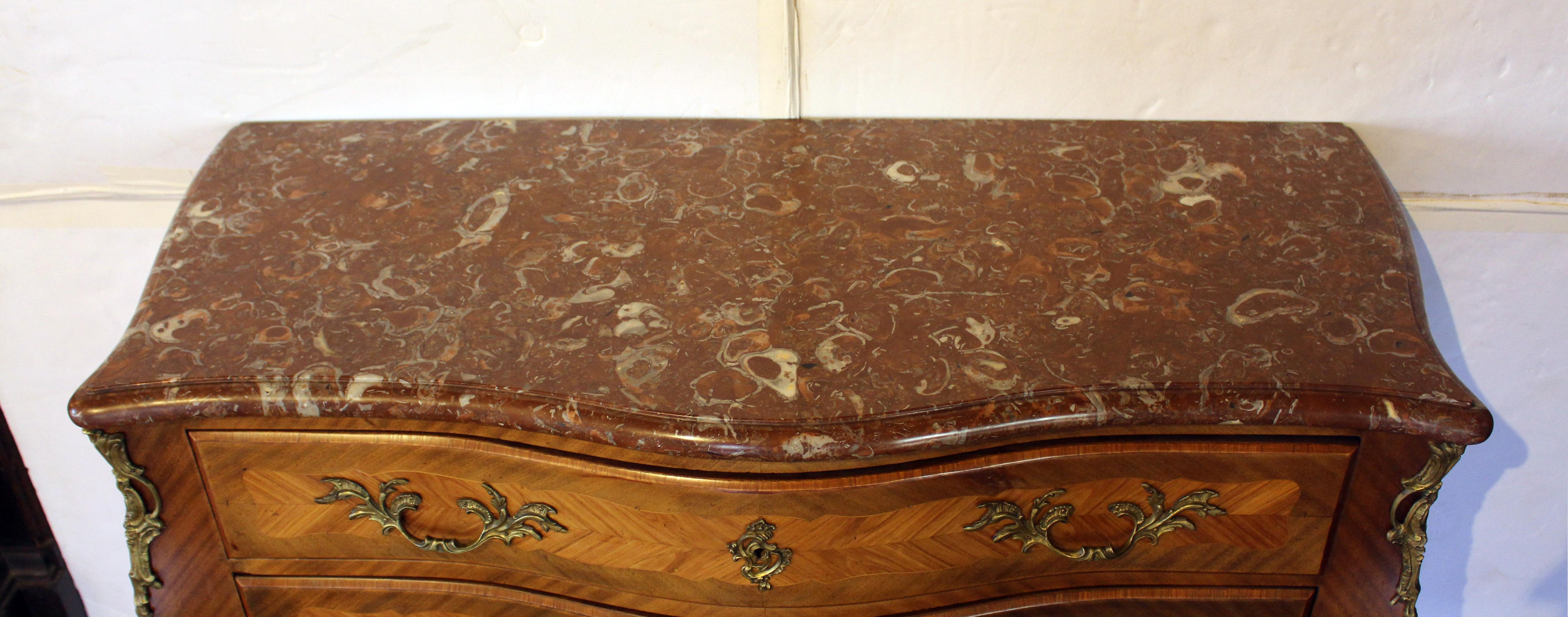 Intarsio Commodo francese a 3 cassetti con piano in marmo del 1880 circa in vendita