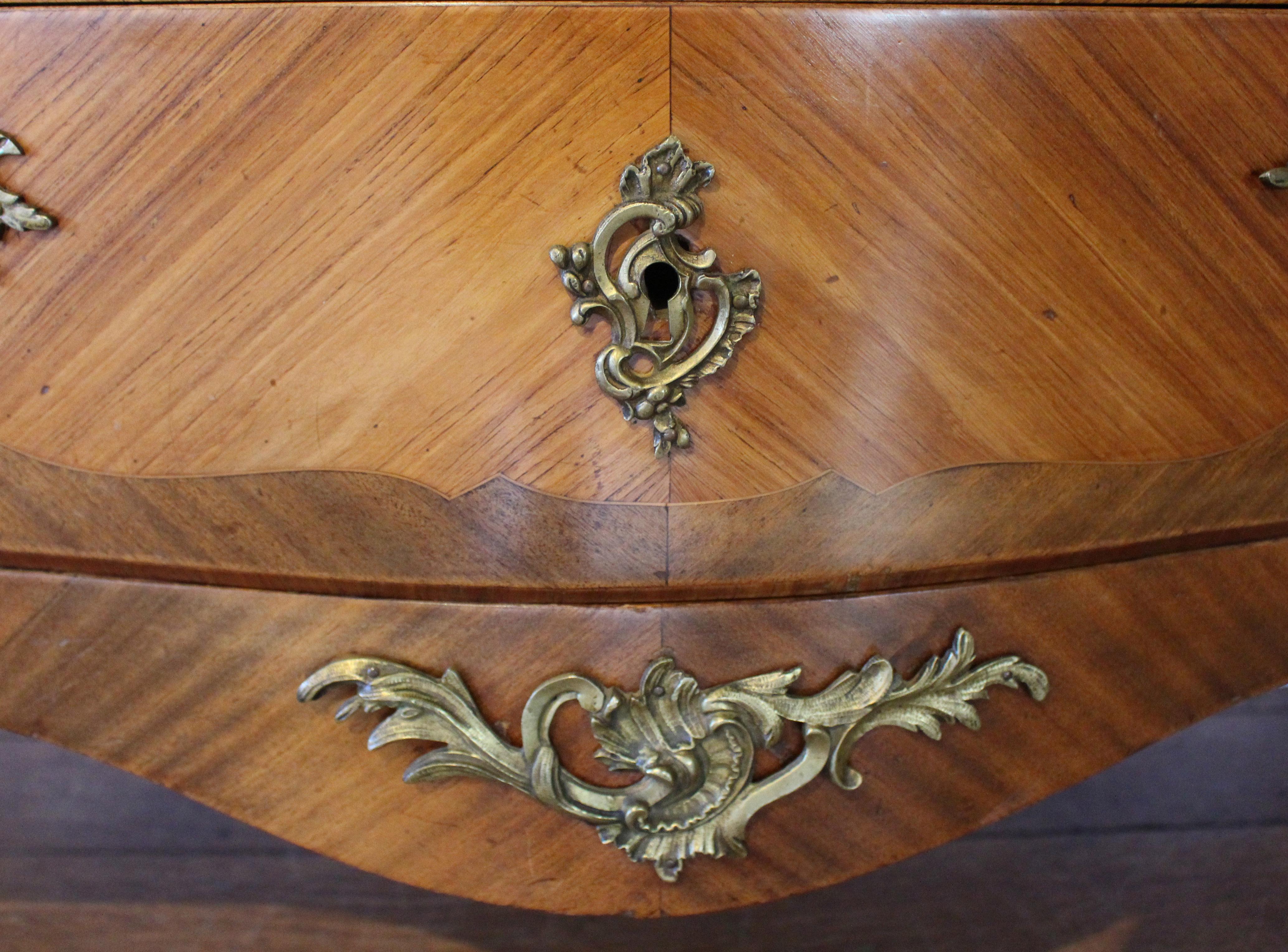 Bronzo Commodo francese a 3 cassetti con piano in marmo del 1880 circa in vendita