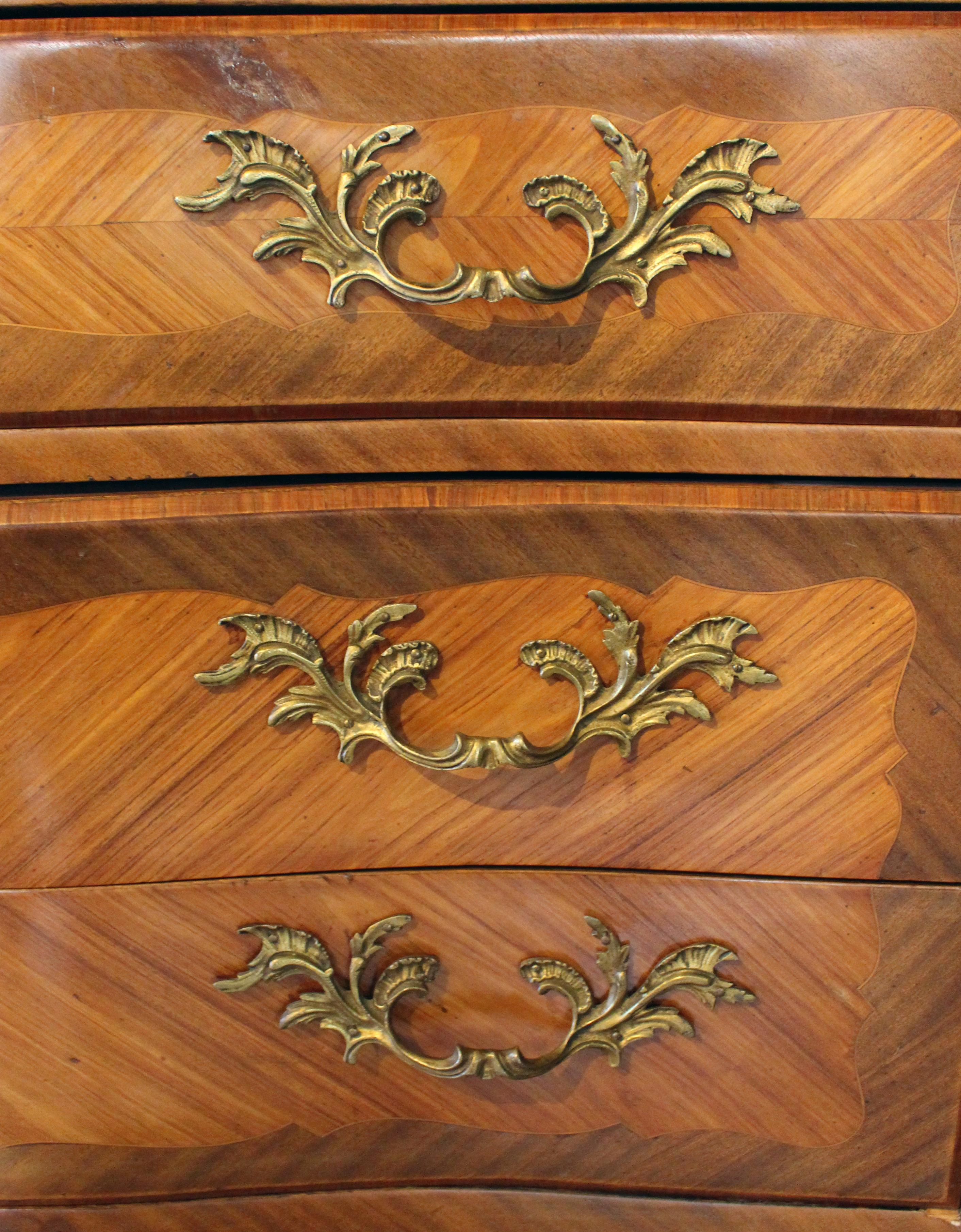 Commodo francese a 3 cassetti con piano in marmo del 1880 circa in vendita 1