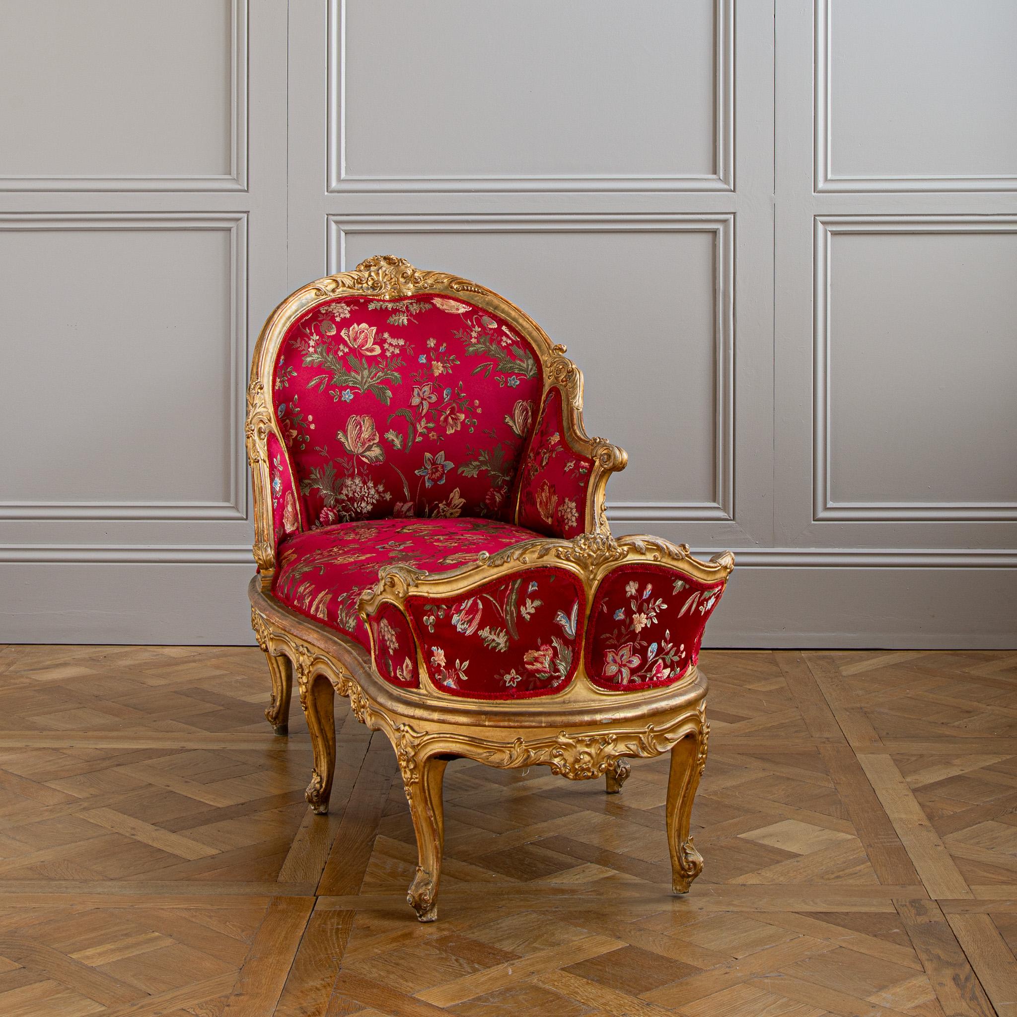 Cette très élégante chaise longue, datant de 1880, provient de Toscane, en Italie. Finement sculpté dans le style LXV, il comprend un accoudoir sur un côté qui ajoute à la forme générale de la pièce et à sa prestance sous tous les angles. La chaise