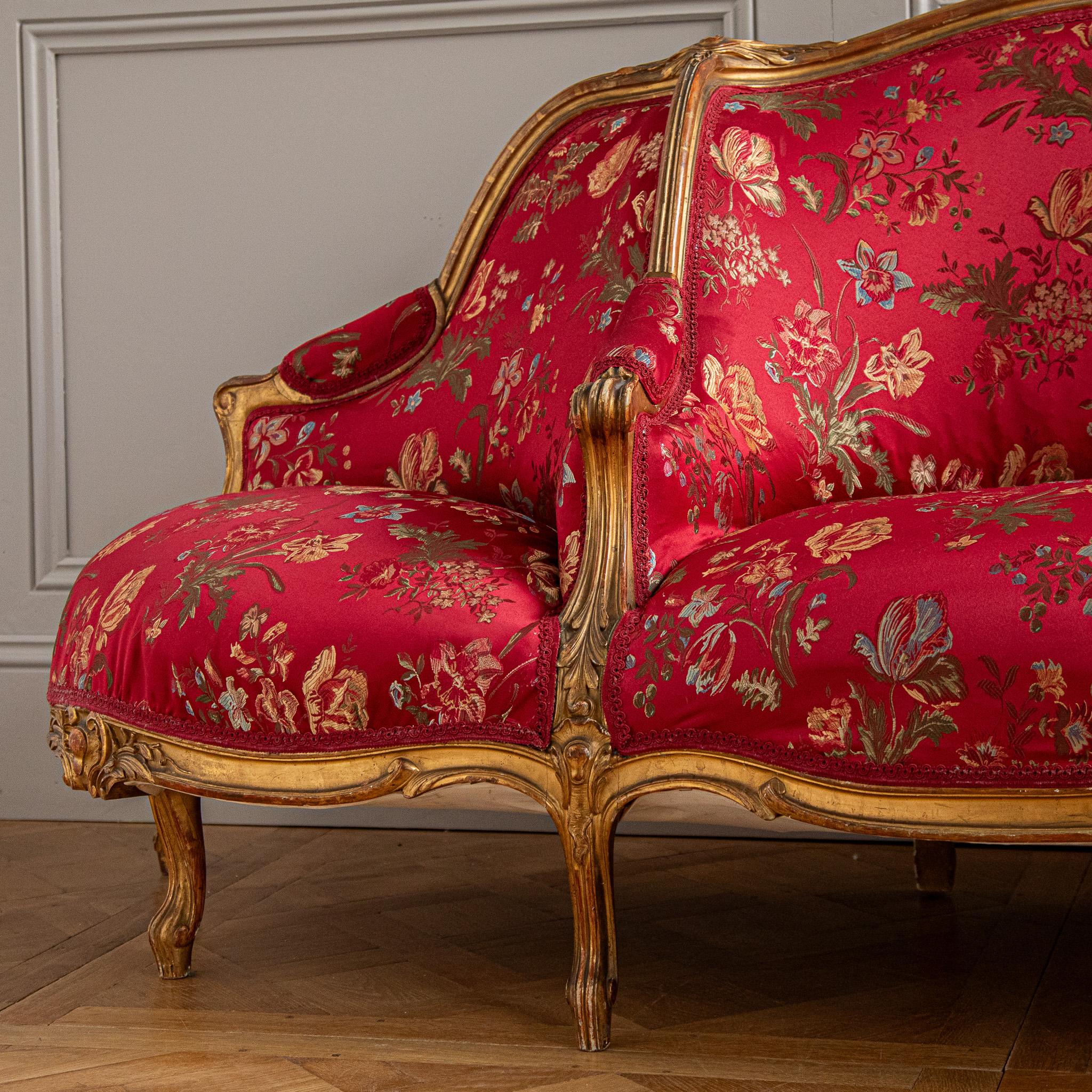 Tissu d'ameublement CIRCA 1880 - Grand Canapé Confidente en bois doré de style LXV  en vente