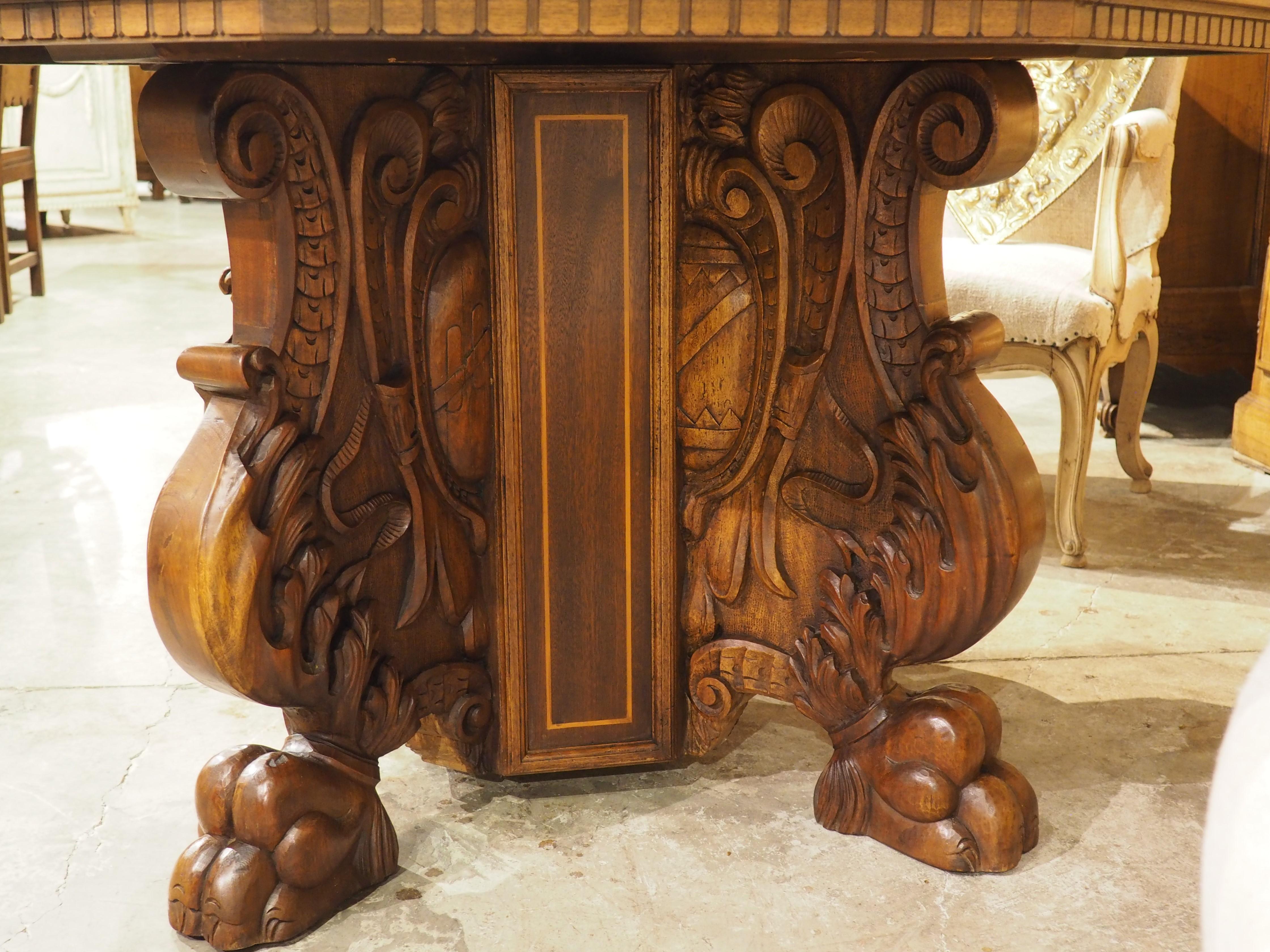 Circa 1880 Mesa central italiana de nogal y arce de estilo renacentista, Todi, Umbría en venta 6