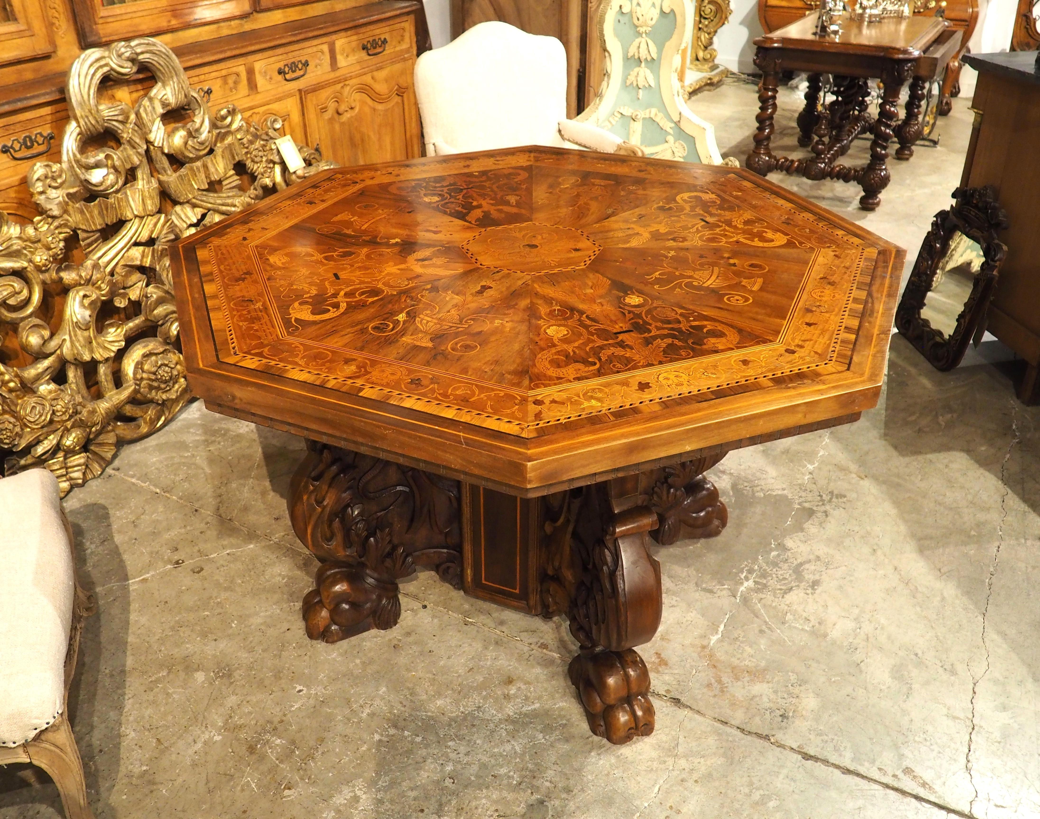 Circa 1880 Mesa central italiana de nogal y arce de estilo renacentista, Todi, Umbría en venta 9