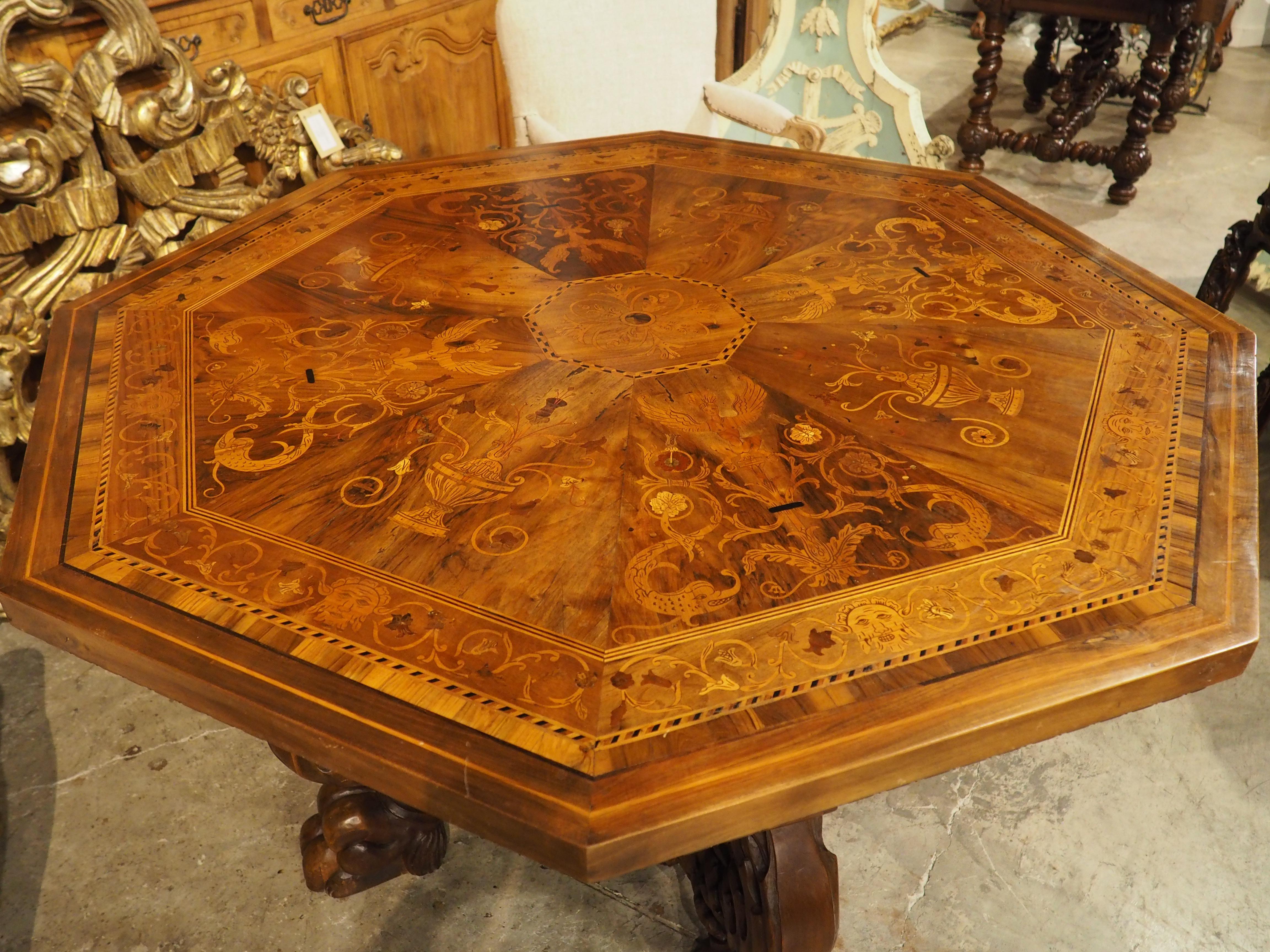 Circa 1880 Mesa central italiana de nogal y arce de estilo renacentista, Todi, Umbría en venta 10