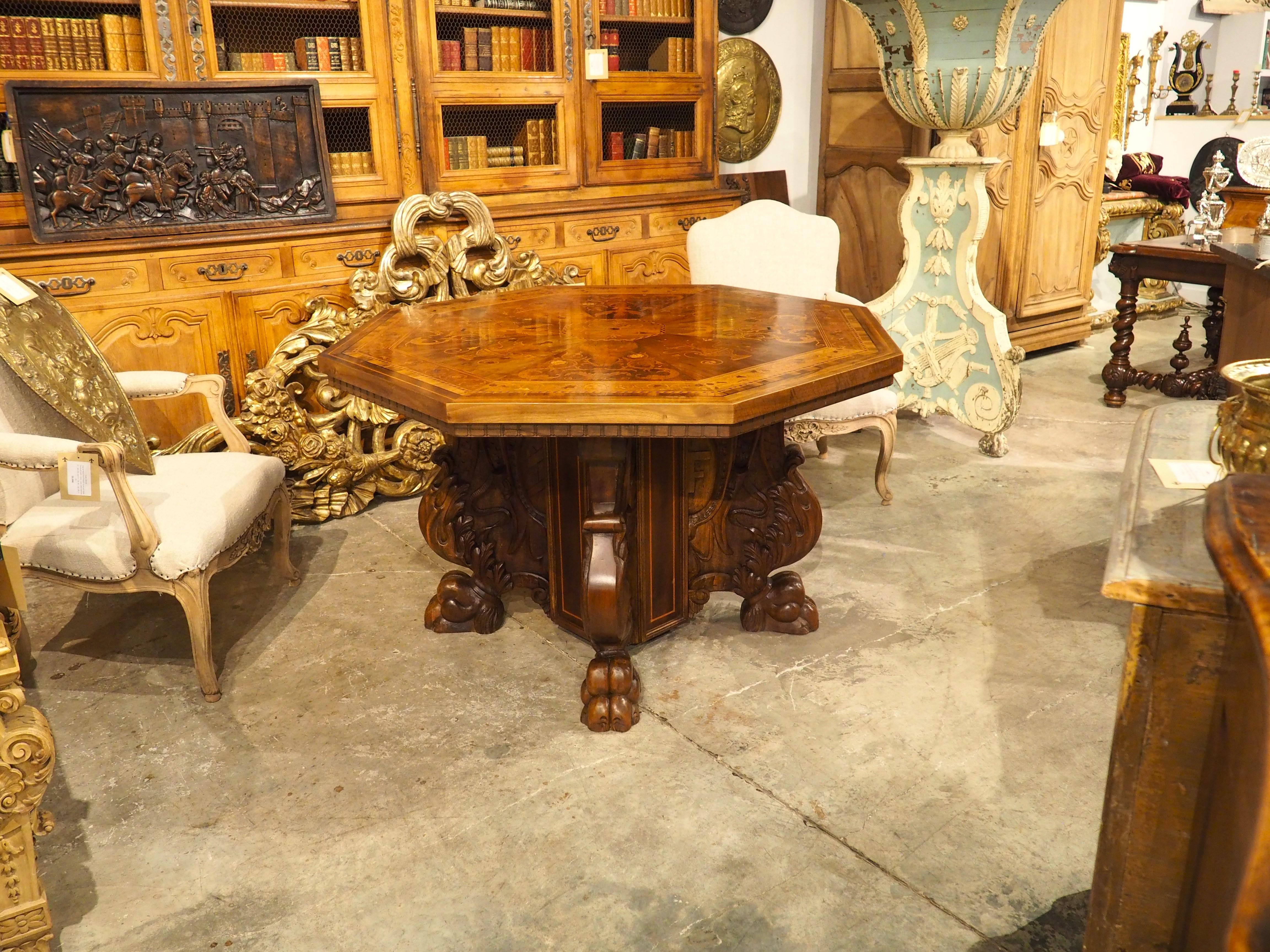 Circa 1880 Mesa central italiana de nogal y arce de estilo renacentista, Todi, Umbría en venta 11