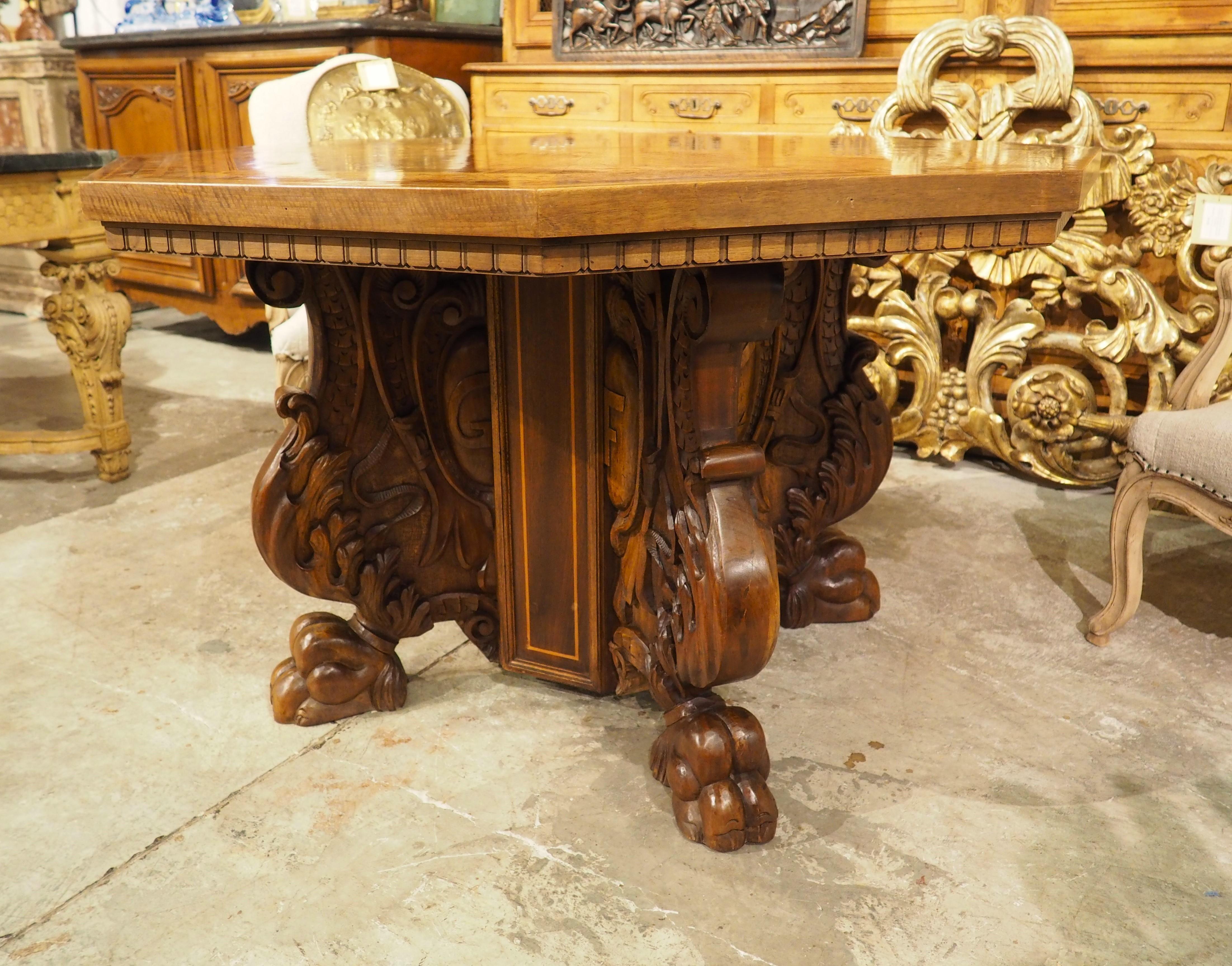 Sorprendente pieza de mobiliario italiano de hacia 1880, esta mesa central de estilo renacentista ha sido tallada a mano en maderas de nogal y arce en Todi (ciudad de la región de Umbría). La parte superior octogonal, que tiene un delantal almenado