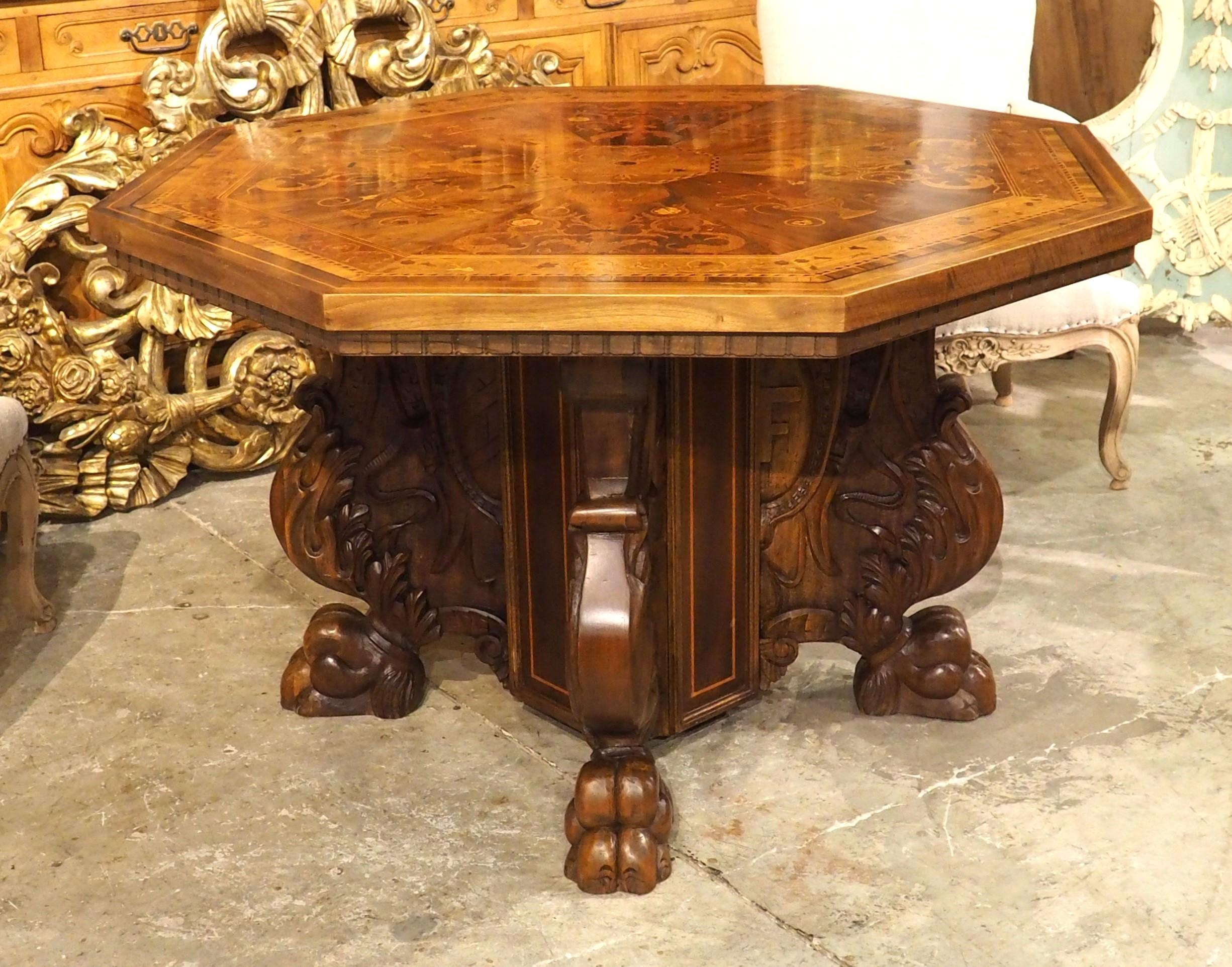Circa 1880 Mesa central italiana de nogal y arce de estilo renacentista, Todi, Umbría en venta 12