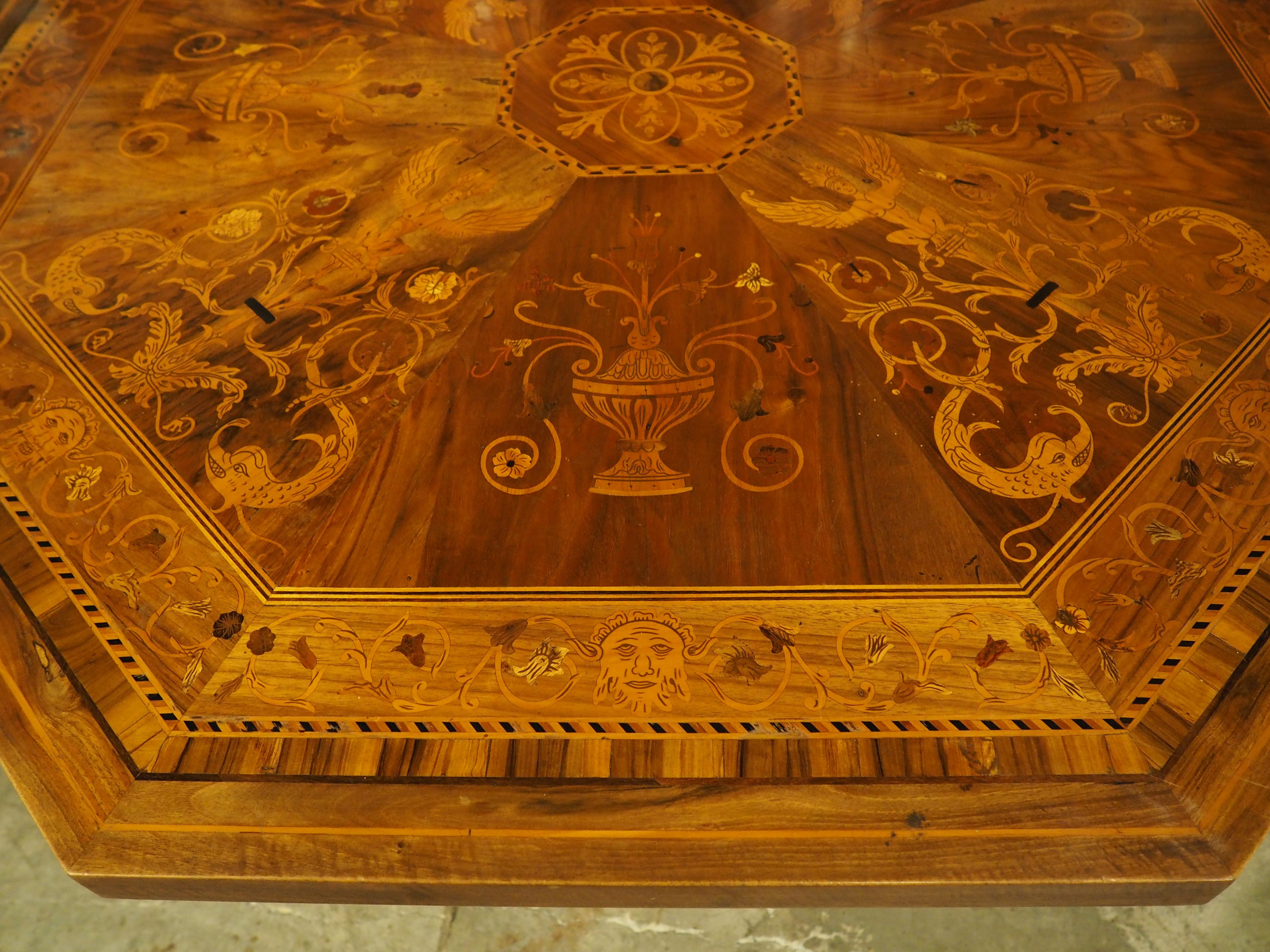 Circa 1880 Mesa central italiana de nogal y arce de estilo renacentista, Todi, Umbría Renacimiento en venta