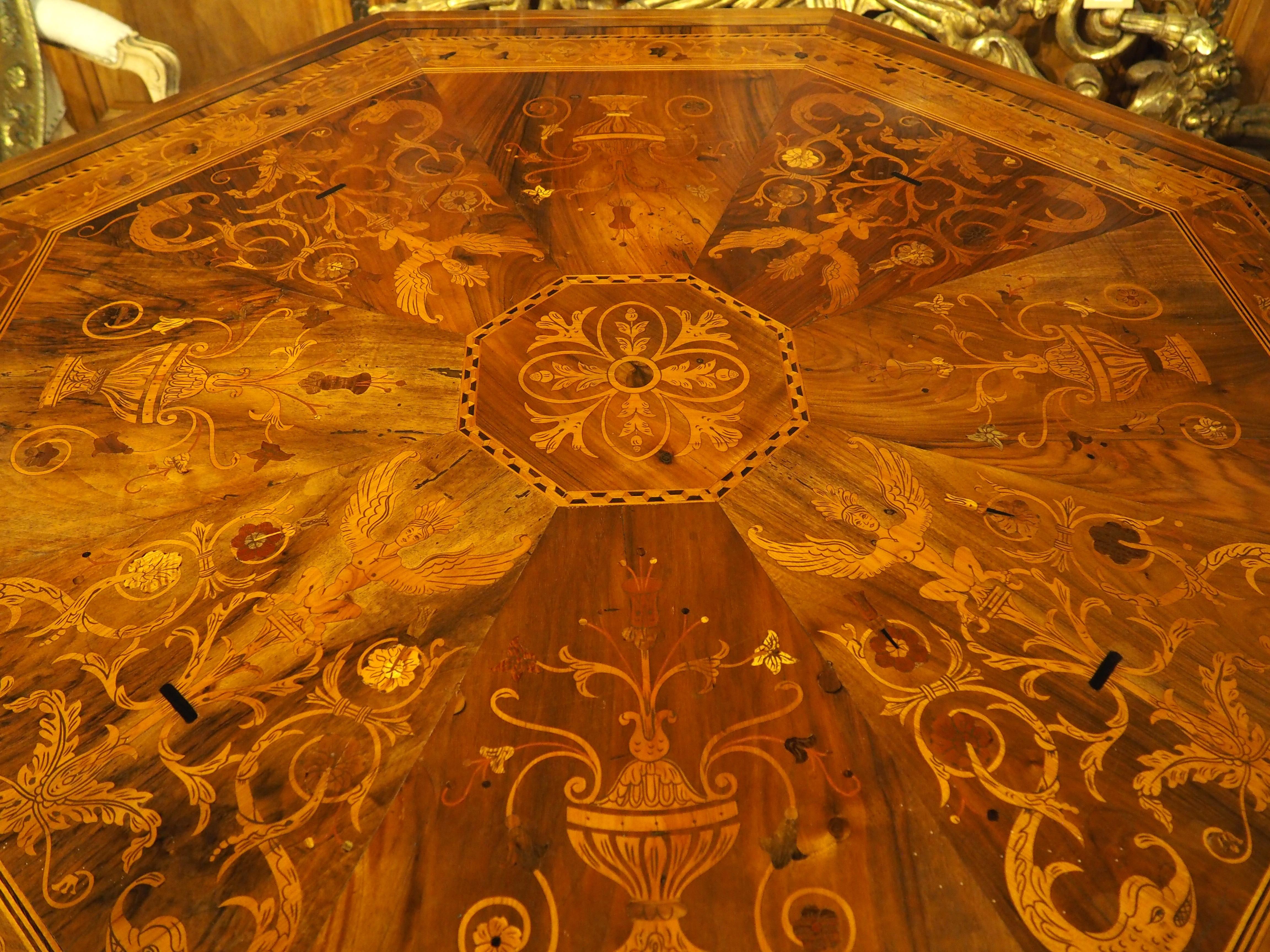 Circa 1880 Mesa central italiana de nogal y arce de estilo renacentista, Todi, Umbría Italiano en venta