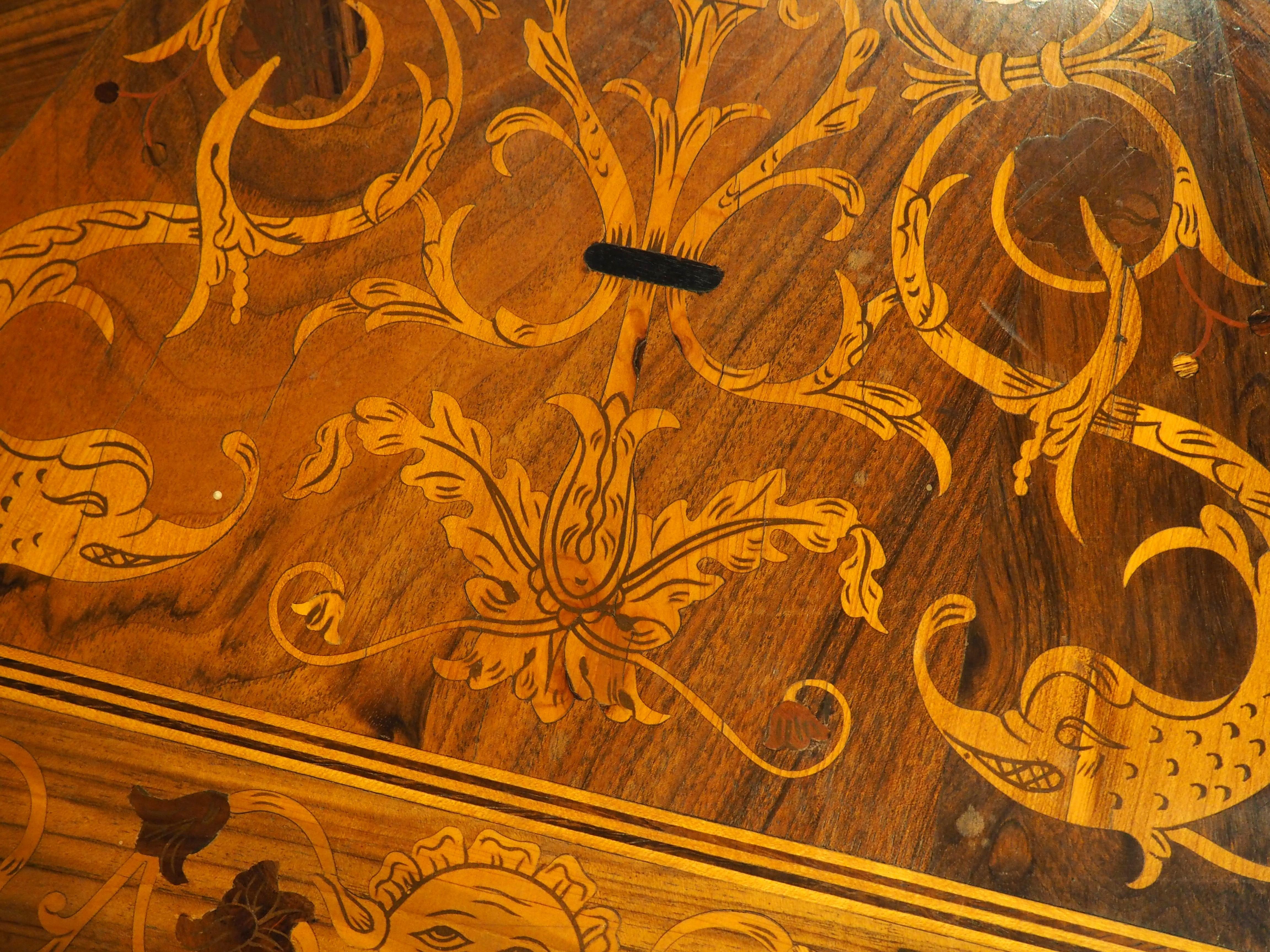 Circa 1880 Mesa central italiana de nogal y arce de estilo renacentista, Todi, Umbría Tallado a mano en venta