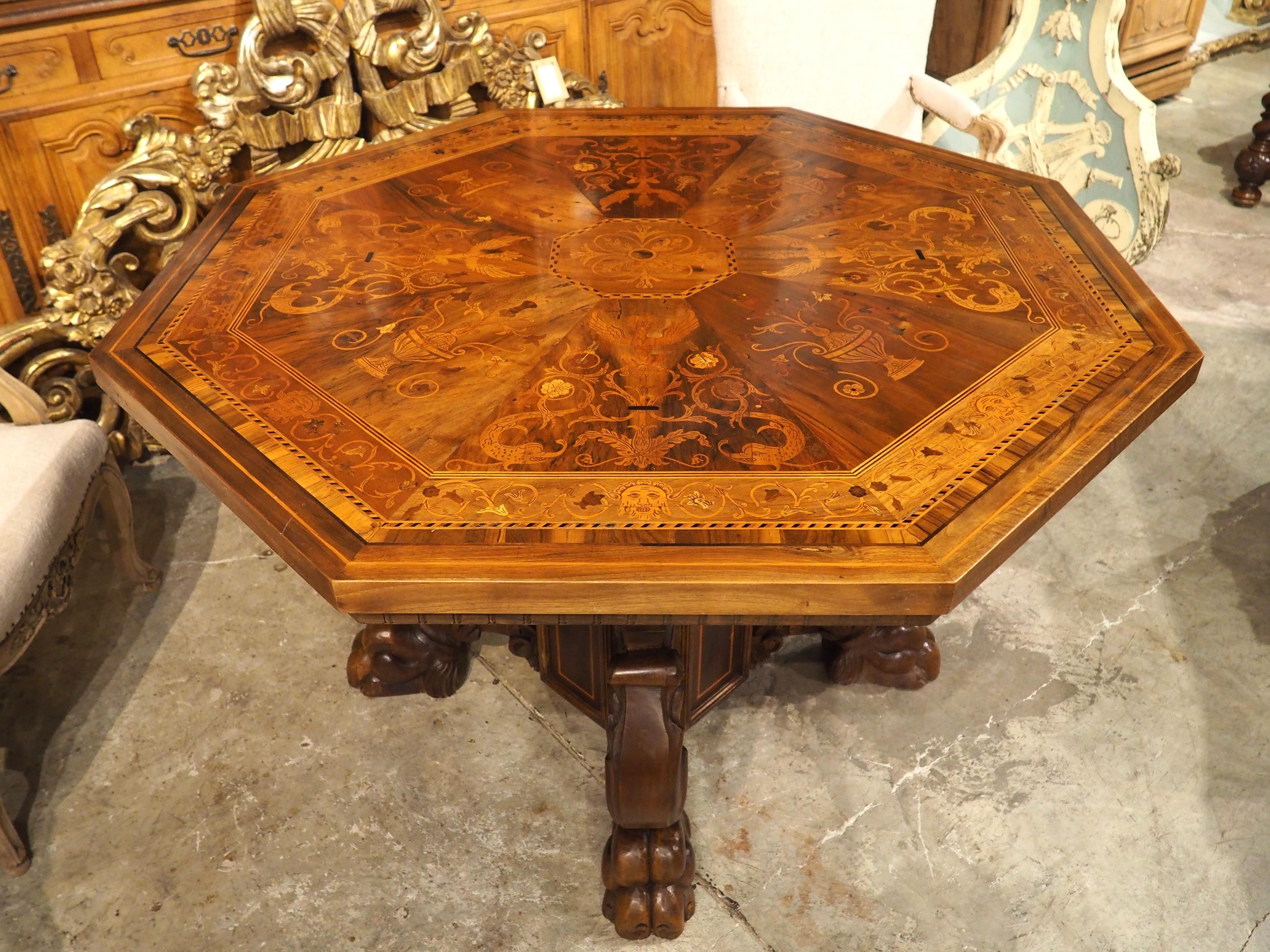 Circa 1880 Mesa central italiana de nogal y arce de estilo renacentista, Todi, Umbría en Bueno estado para la venta en Dallas, TX