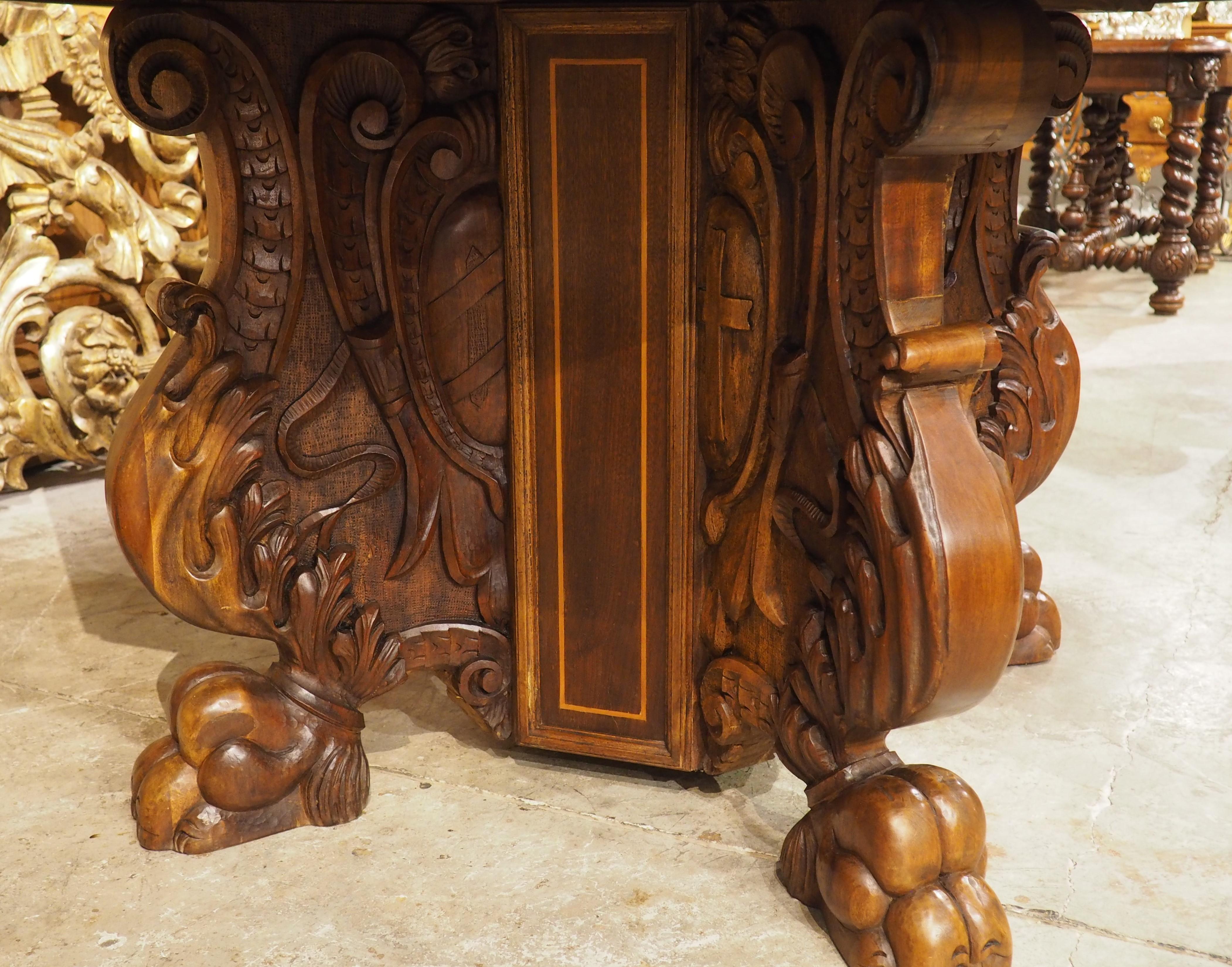 Circa 1880 Mesa central italiana de nogal y arce de estilo renacentista, Todi, Umbría siglo XIX en venta