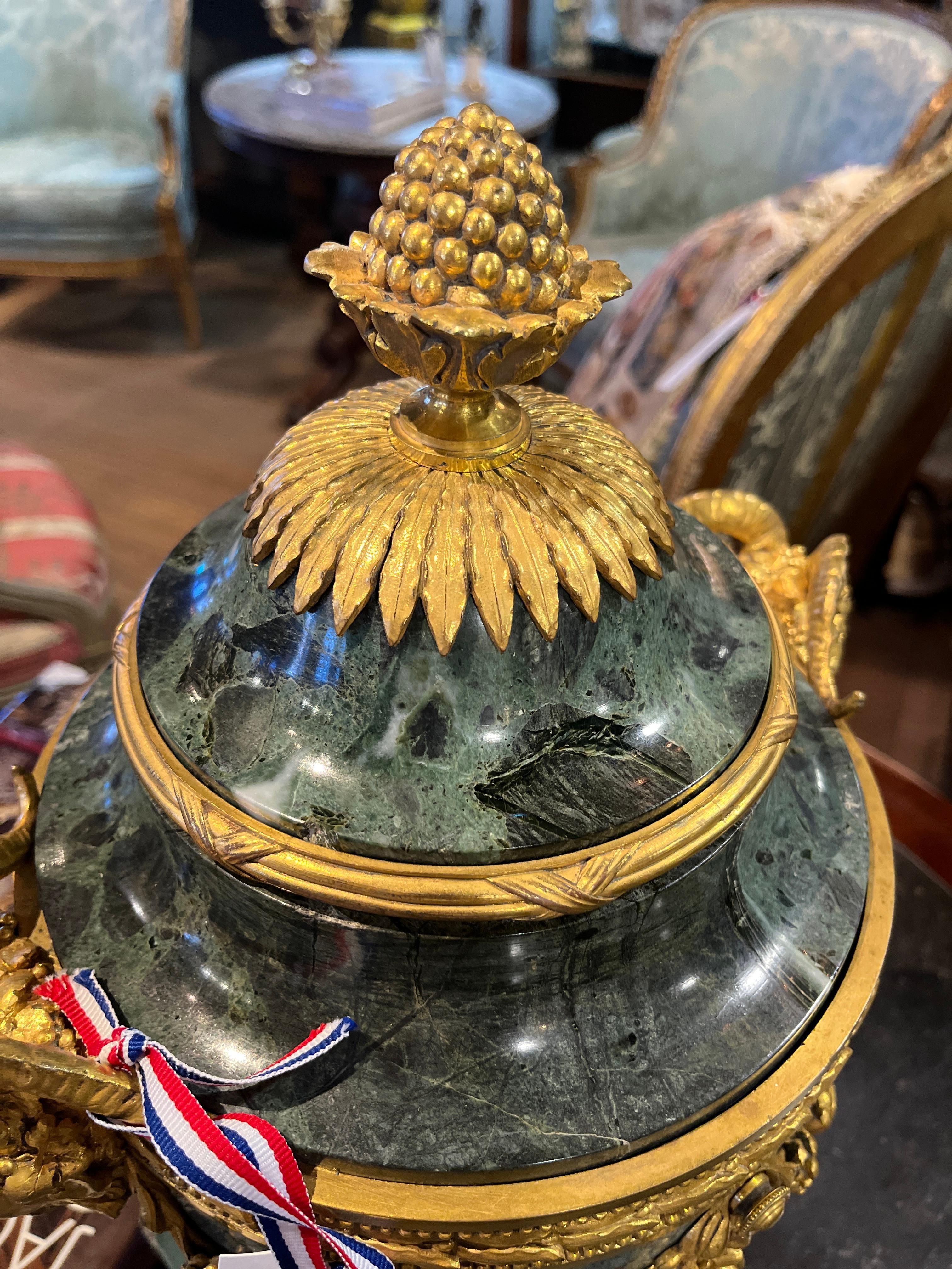 Francese Urna in marmo verde stile Luigi XVI, 1880 circa, con montatura in bronzo a forma di Dore in vendita
