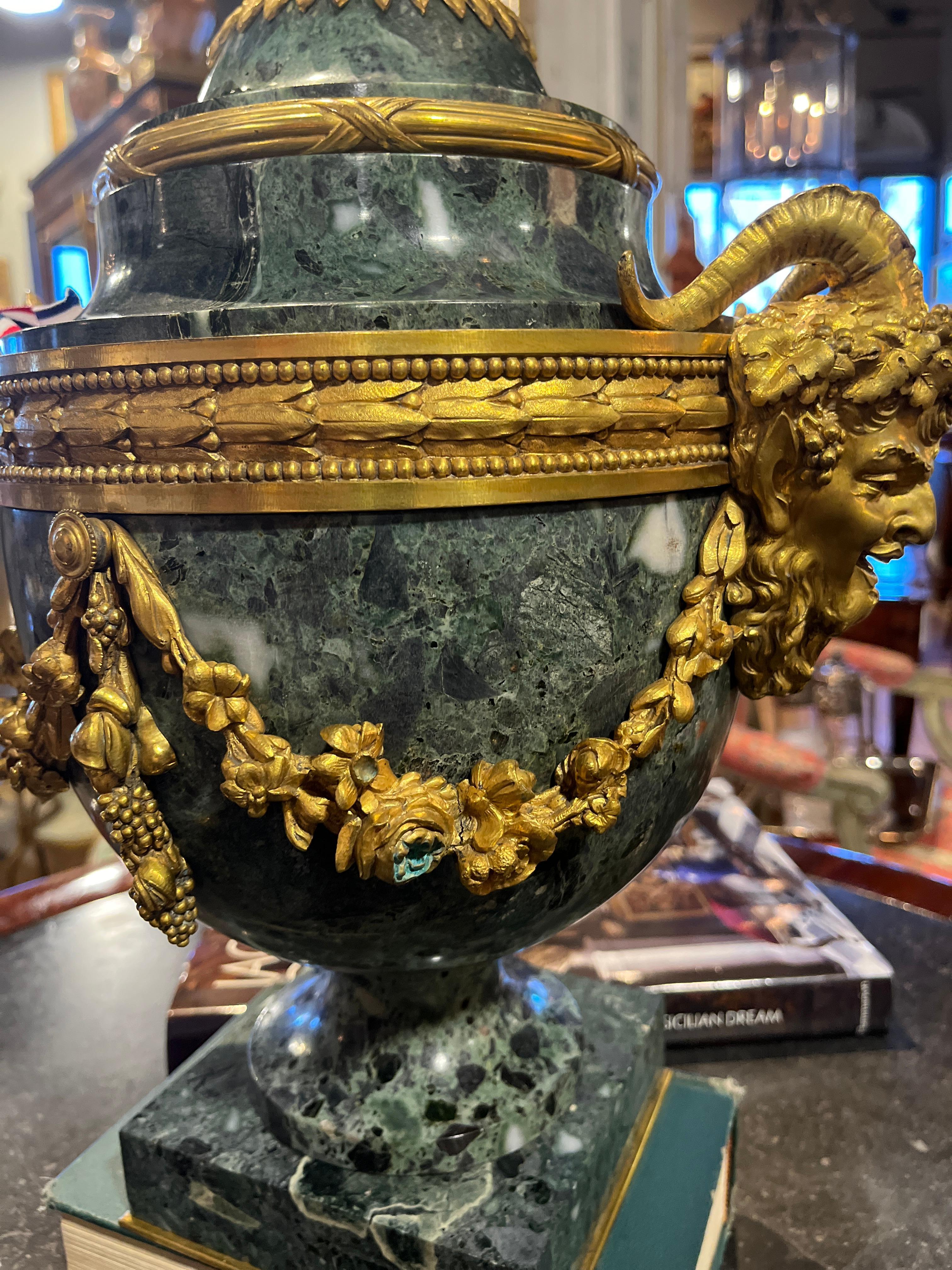 XIX secolo Urna in marmo verde stile Luigi XVI, 1880 circa, con montatura in bronzo a forma di Dore in vendita