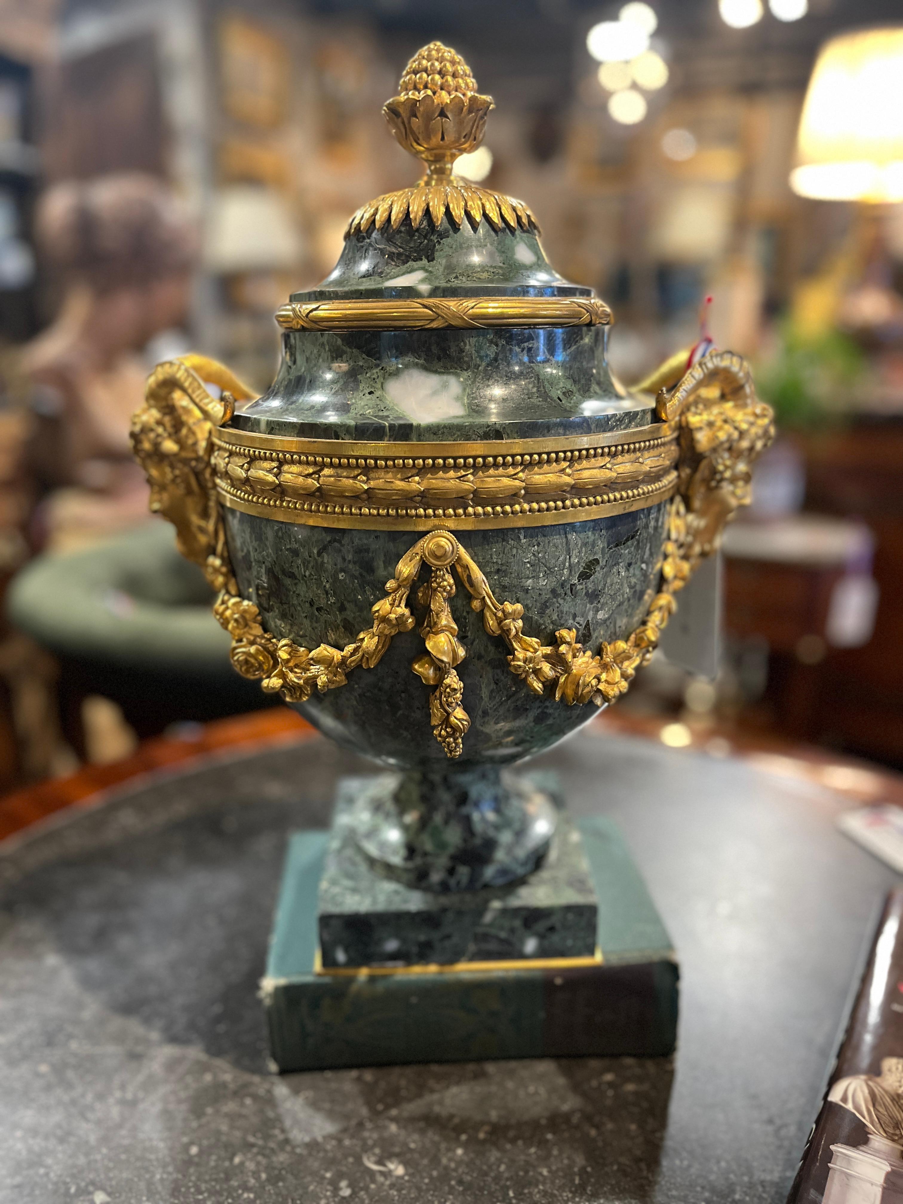 Marmo Urna in marmo verde stile Luigi XVI, 1880 circa, con montatura in bronzo a forma di Dore in vendita