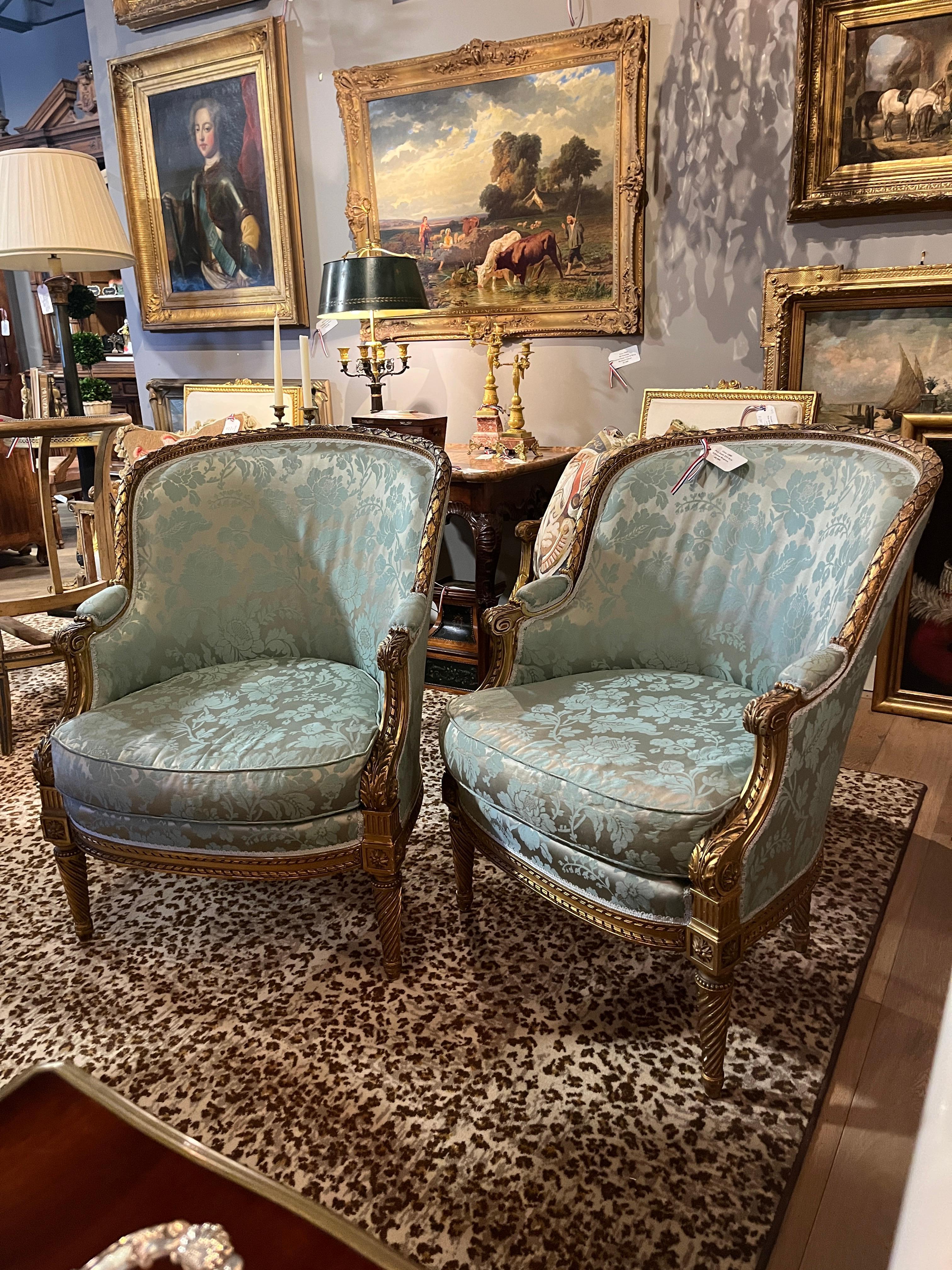 CIRCA 1880 Paar Louis XVI Stil Giltwood Bergeres 
Wunderschöne, in Frankreich gekaufte Stühle. Altersgerechte Abnutzung, siehe detaillierte Fotos oder Nachricht an uns mit Fragen. 