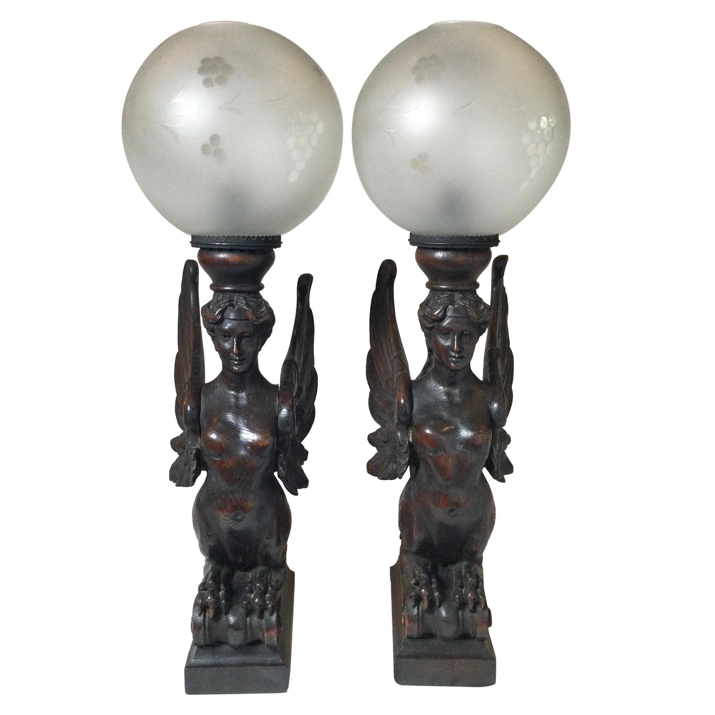 Circa 1880, Paar große handgeschnitzte, geflügelte Caryatids-Griffins aus Holz, jetzt als Lampen