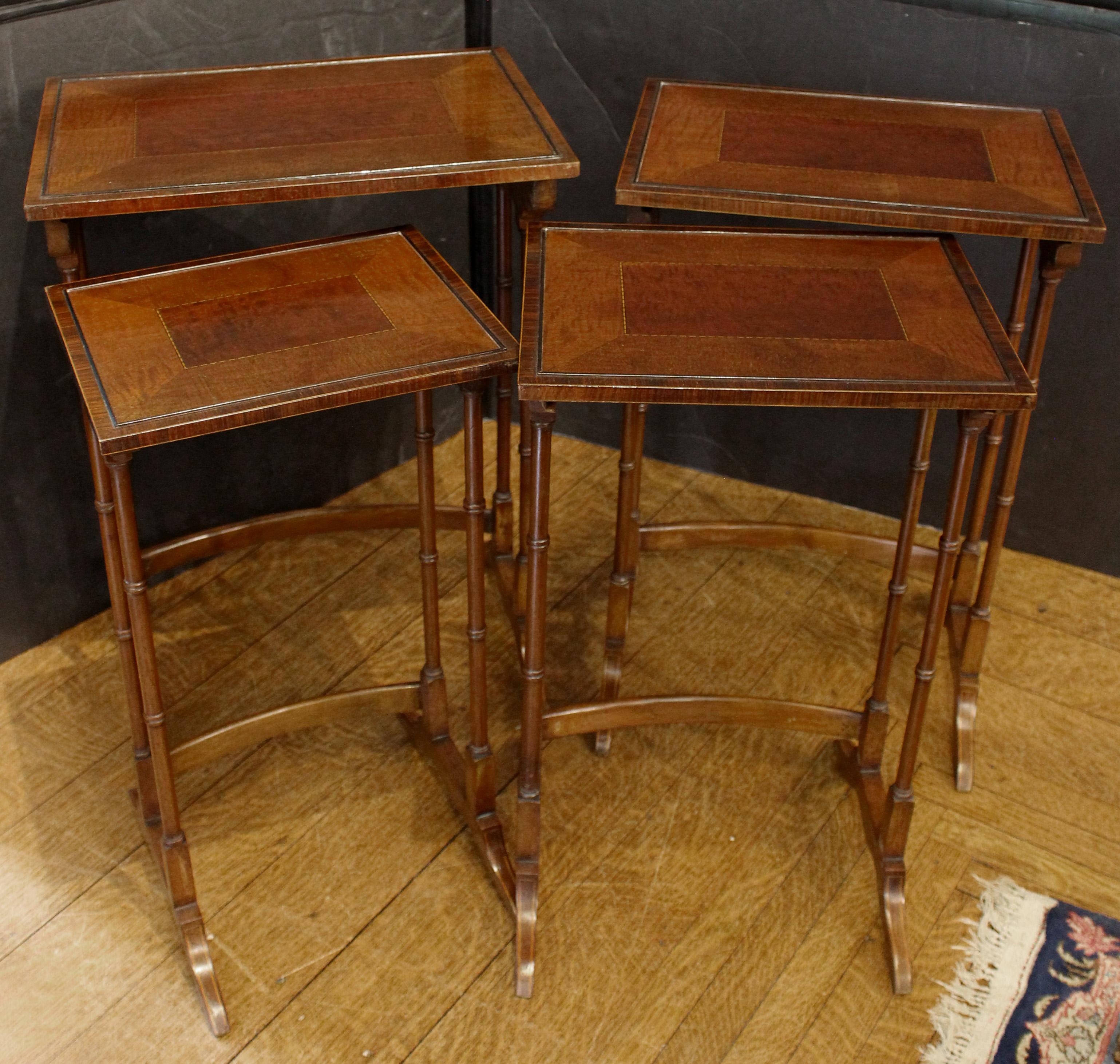 Circa 1880 quatuor de tables gigognes, anglais. Acajou. Plateaux rectangulaires avec incrustation de lignes en damier, bande transversale, bord mouluré suivi d'une bande de bois de roi avec un cordon contrasté de buis. Elle repose sur des pieds bien