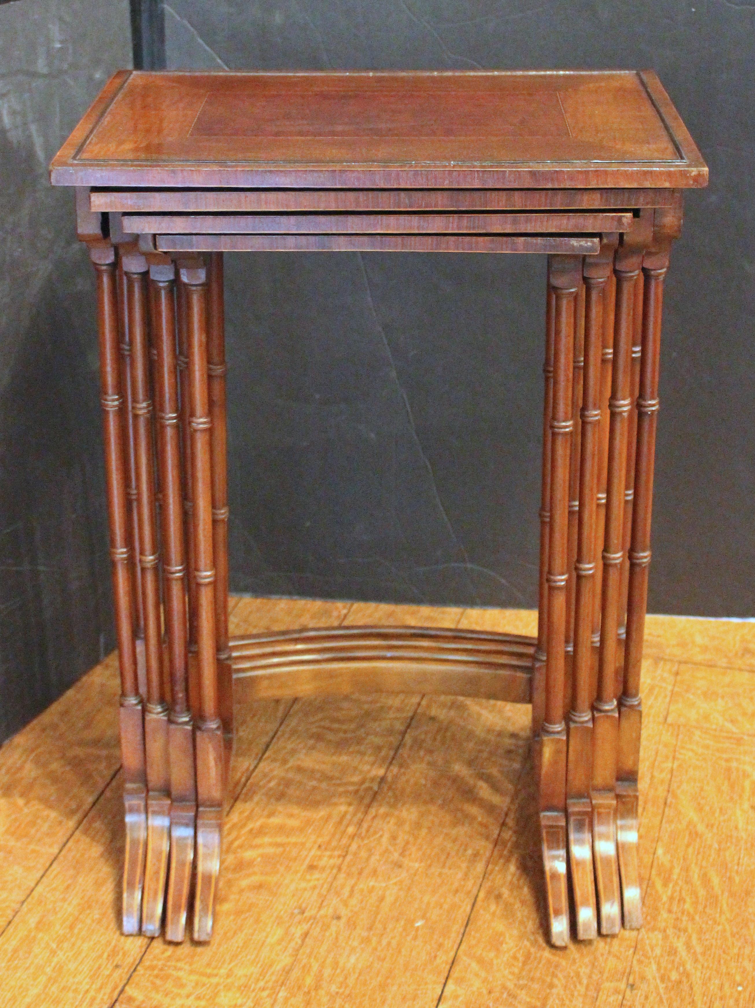 Victorien tardif Vers 1880 Quatuor de tables gigognes anglaises en vente